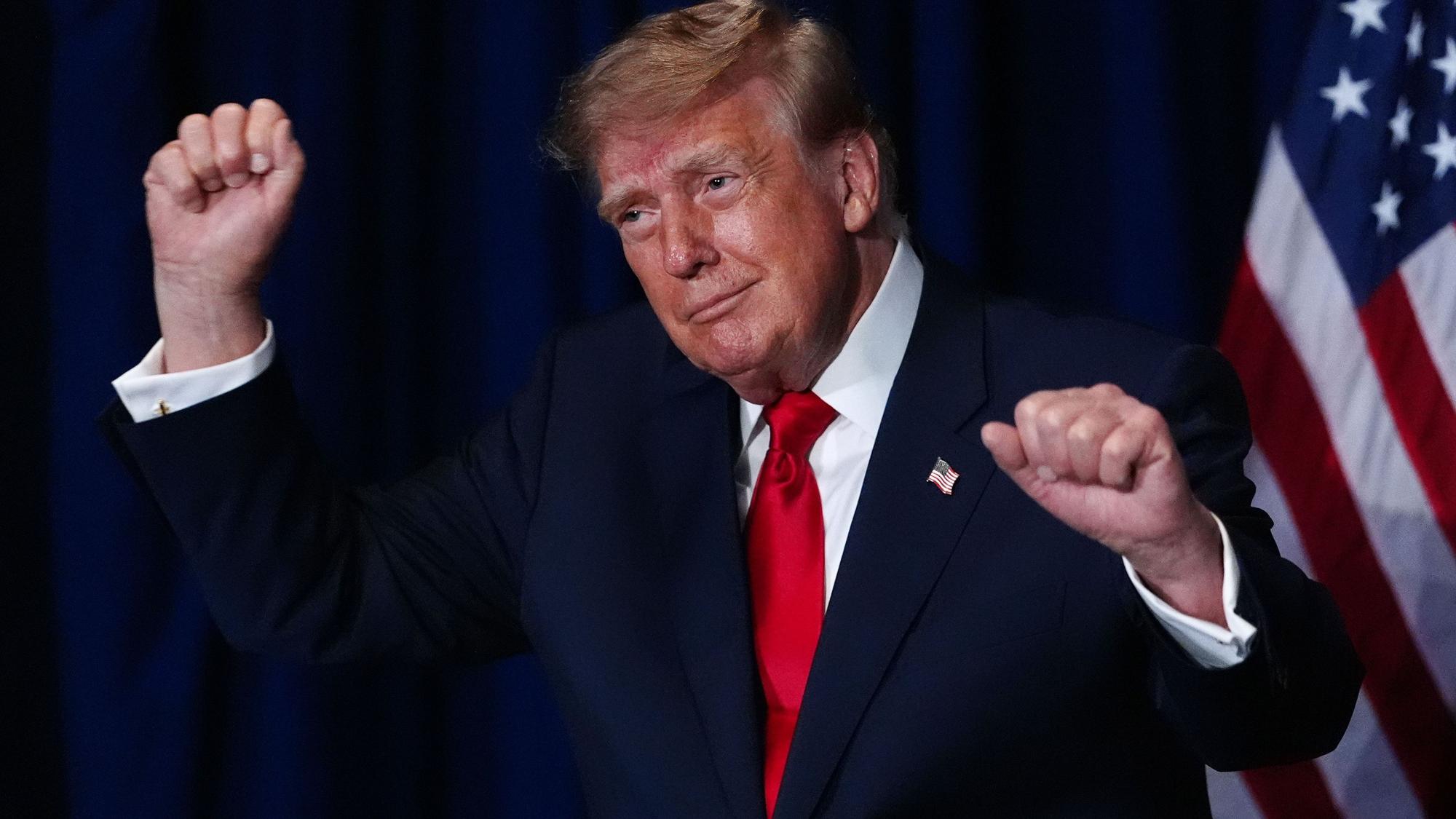 US-Präsident Donald Trump tanzt bei seinem Besuch im National Medal of Honor Museum in Texas.