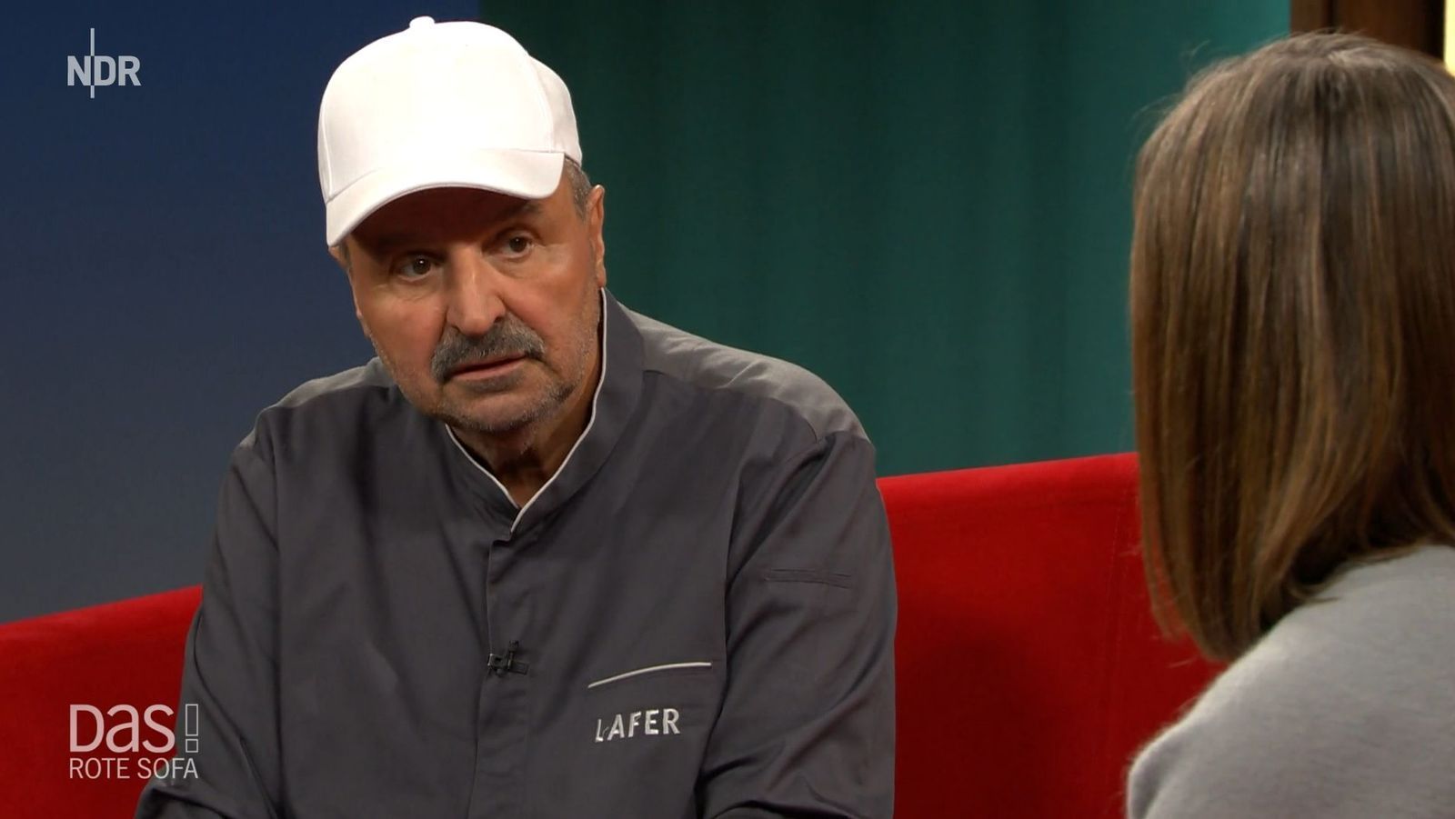 Johann Lafer sprach in der NDR-Sendung „DAS! Rote Sofa“ über seinen Kampf gegen den Krebs. (Bild: NDR)