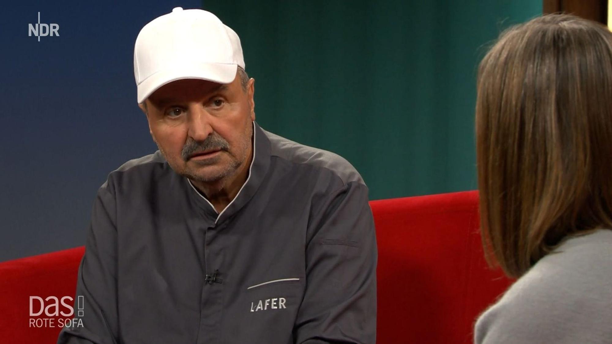 Johann Lafer sprach in der NDR-Sendung „DAS! Rote Sofa“ über seinen Kampf gegen den Krebs. (Bild: NDR)