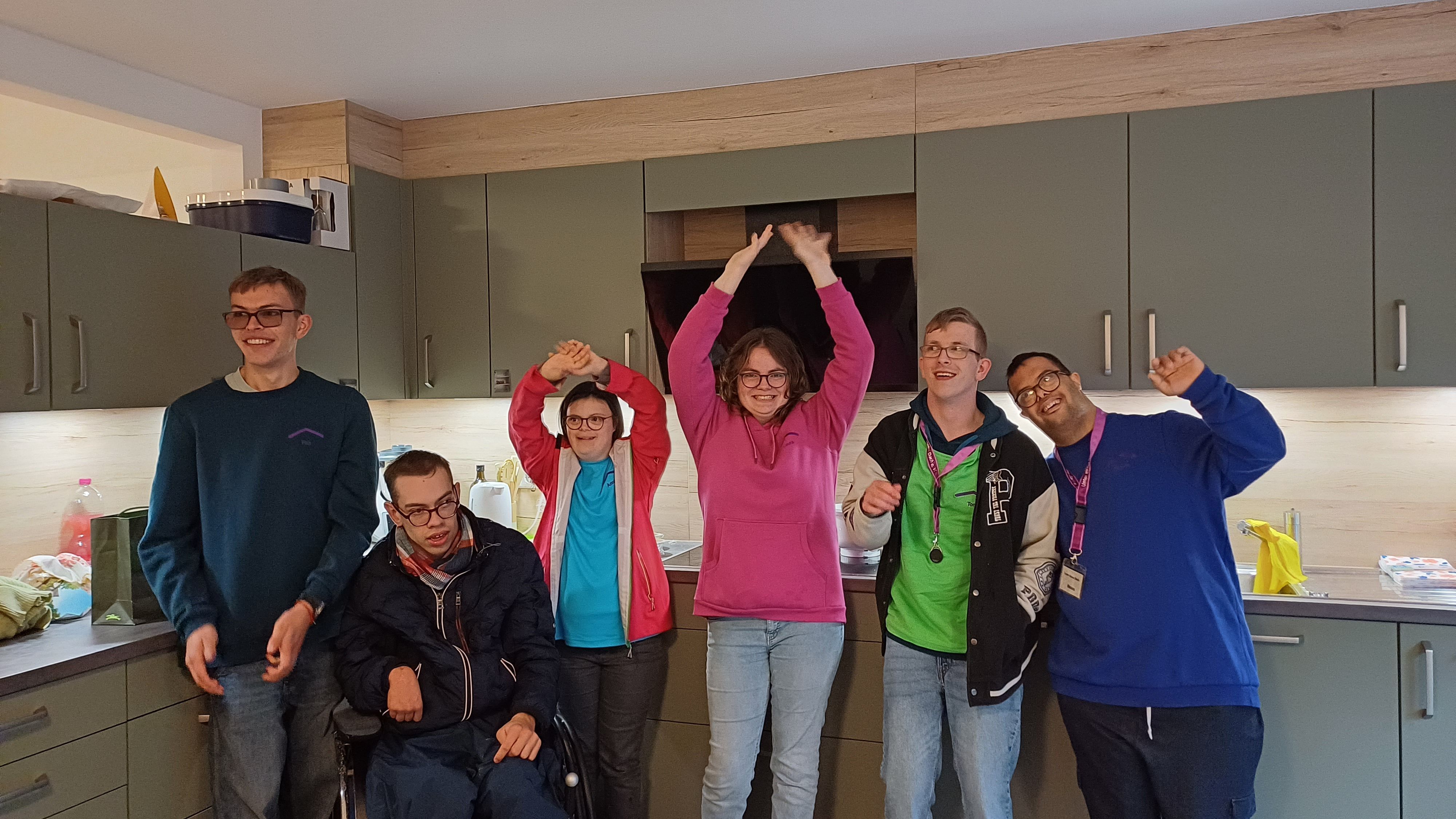 Die Bewohnerinnen und Bewohner des neuen inklusiven Wohnprojekts in Rheindorf feiern die Einweihung.