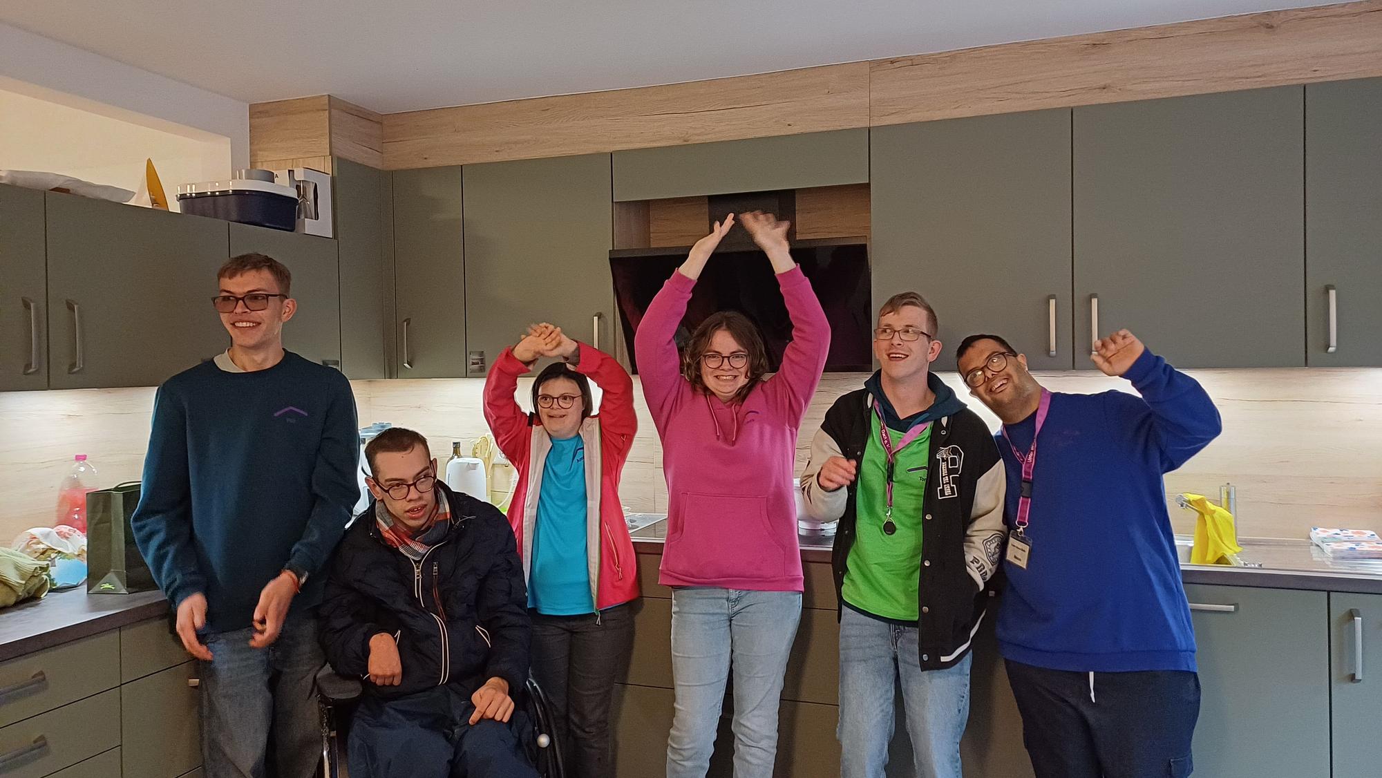 Die Bewohnerinnen und Bewohner des neuen inklusiven Wohnprojekts in Rheindorf feiern die Einweihung.