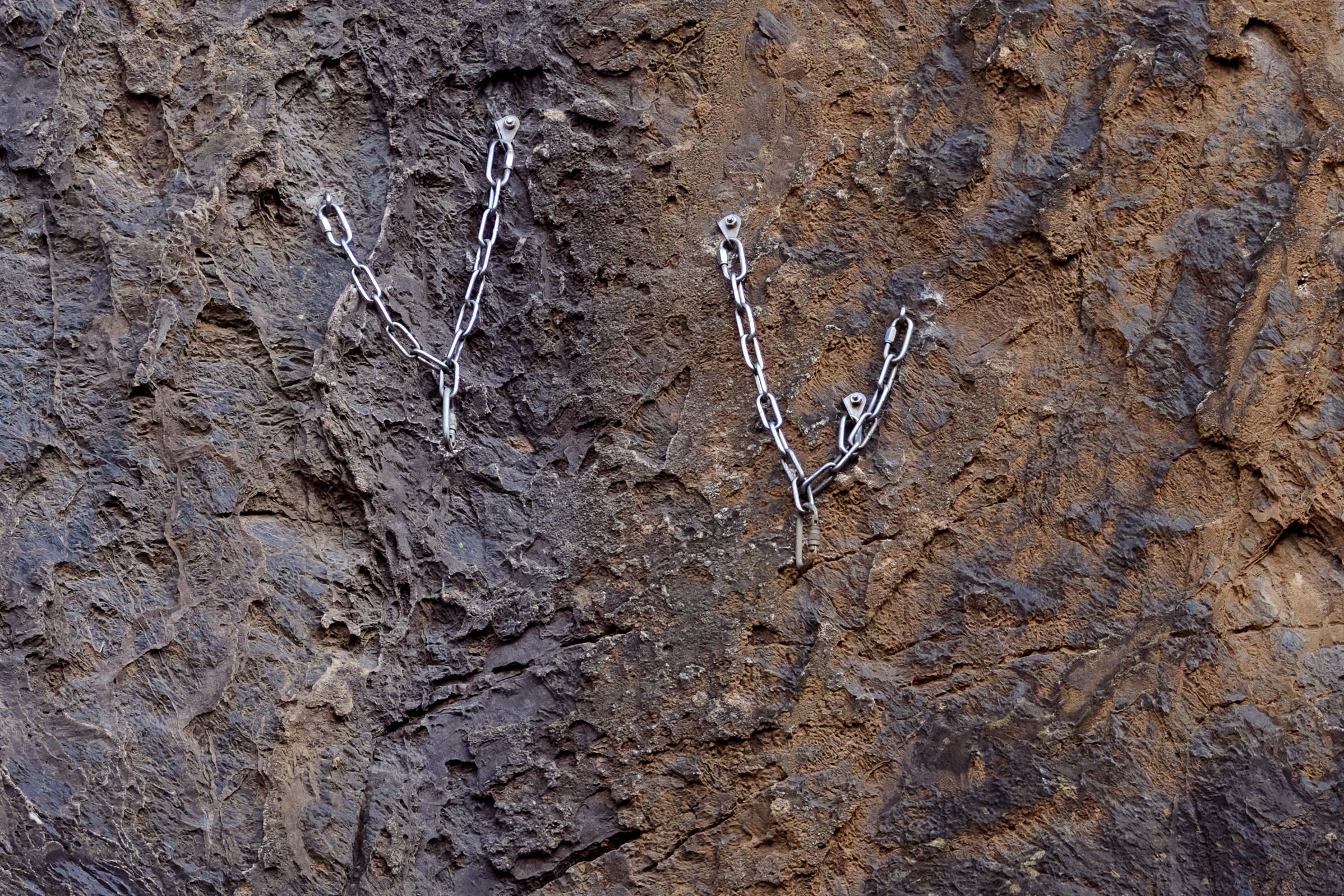 Kletterhilfen sind in der Felswand im Klettergebiet Hillenberg, einem ehemaligen Steinbruch, befestigt, von der am Samstag eine 21-jährige Kletterin 15 Meter in die Tiefe gestürzt war.