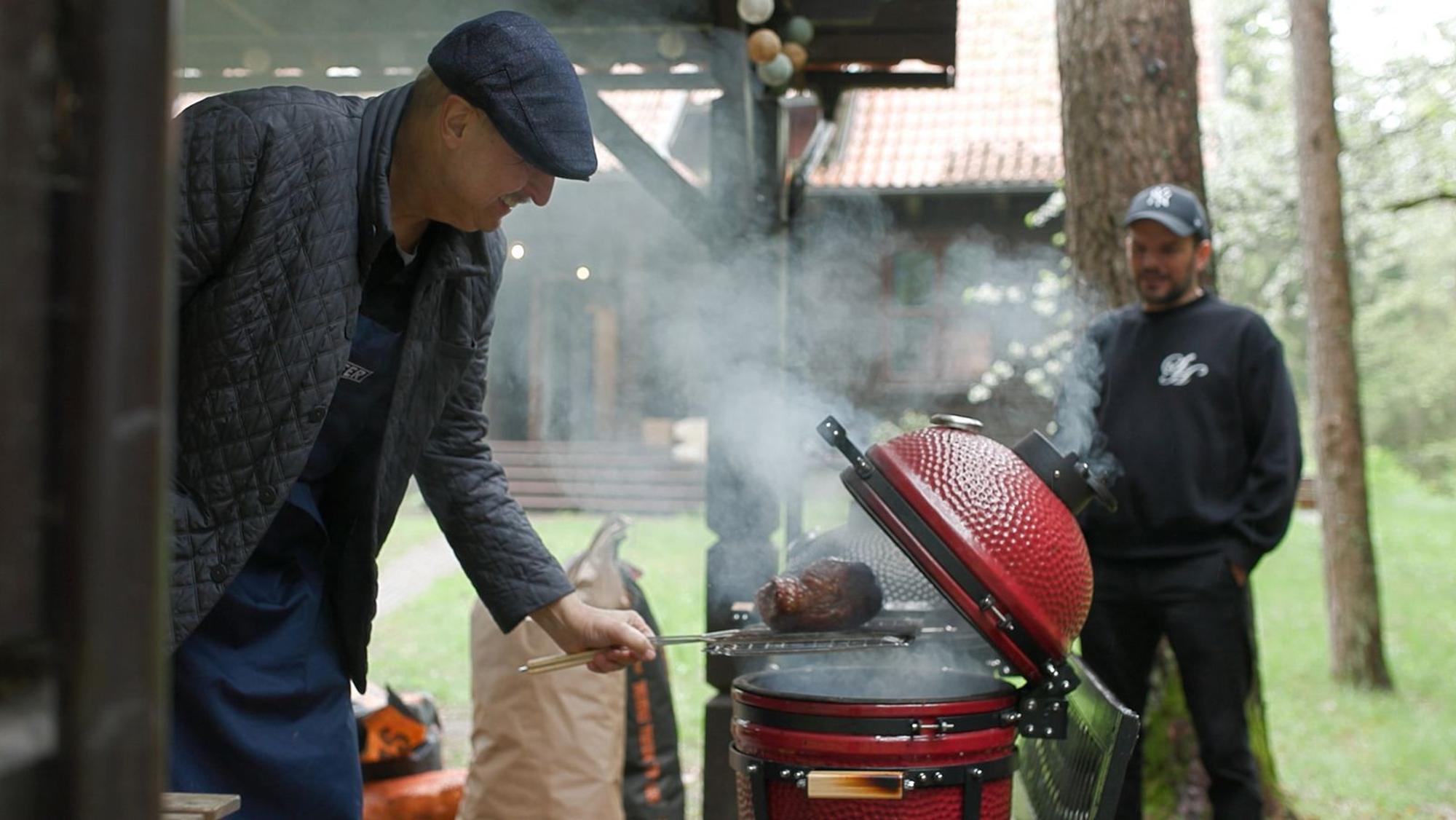 Der erste Test mit dem Brisket auf dem Grill im Basecamp gelang. Lafer war regelrecht euphorisch: „Die anderen können nach Hause fahren, wir haben schon gewonnen. Das ist Restaurant-Qualität.“ (Bild: RTL)