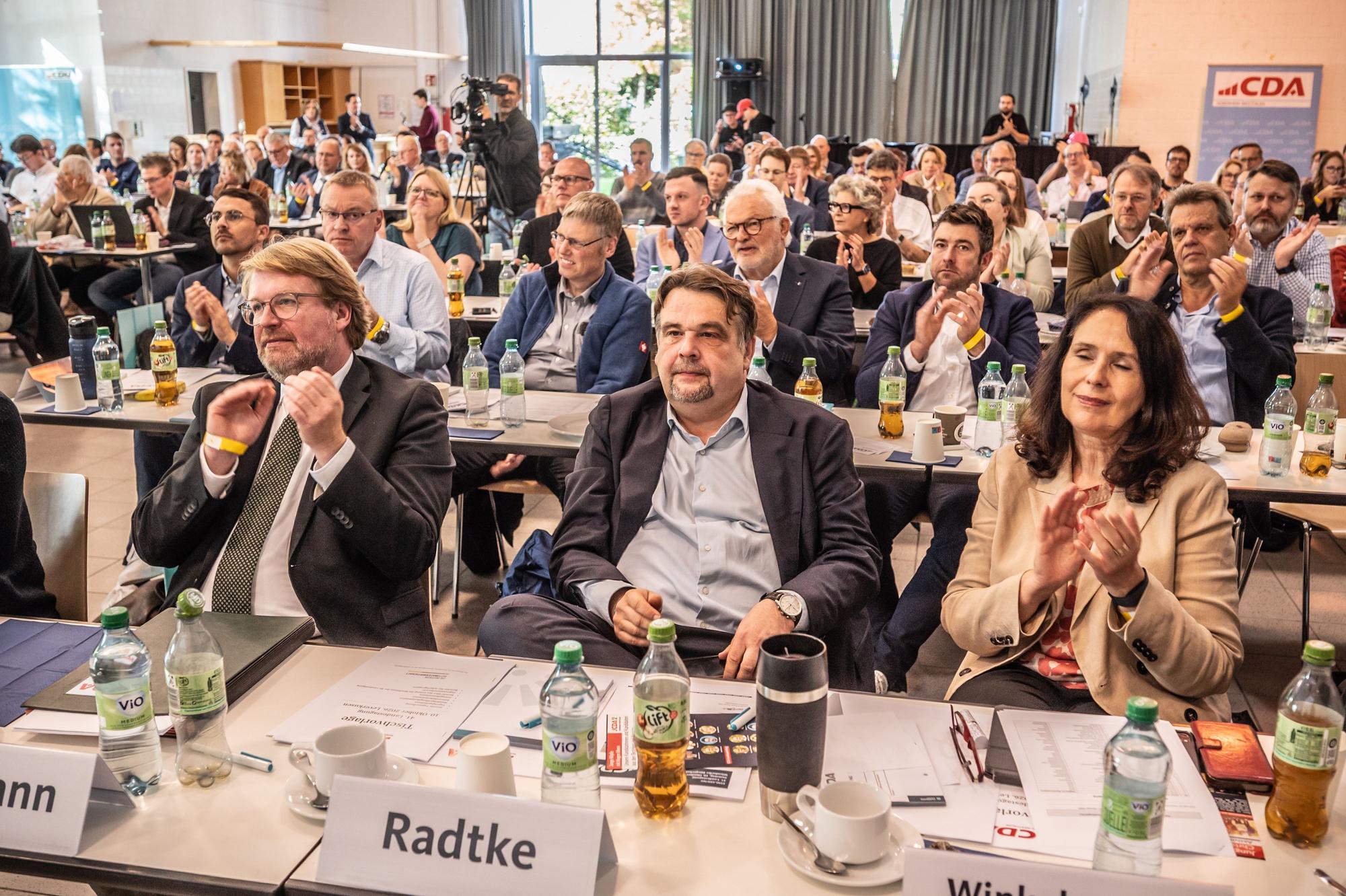 CDA-Landesdeligiertenkonferenz Bürgerhalle Wiesdorf mit Dennis Radtke, Hendrik Wüst und Daniel Scheen-Pauls, Bild: Ralf Krieger