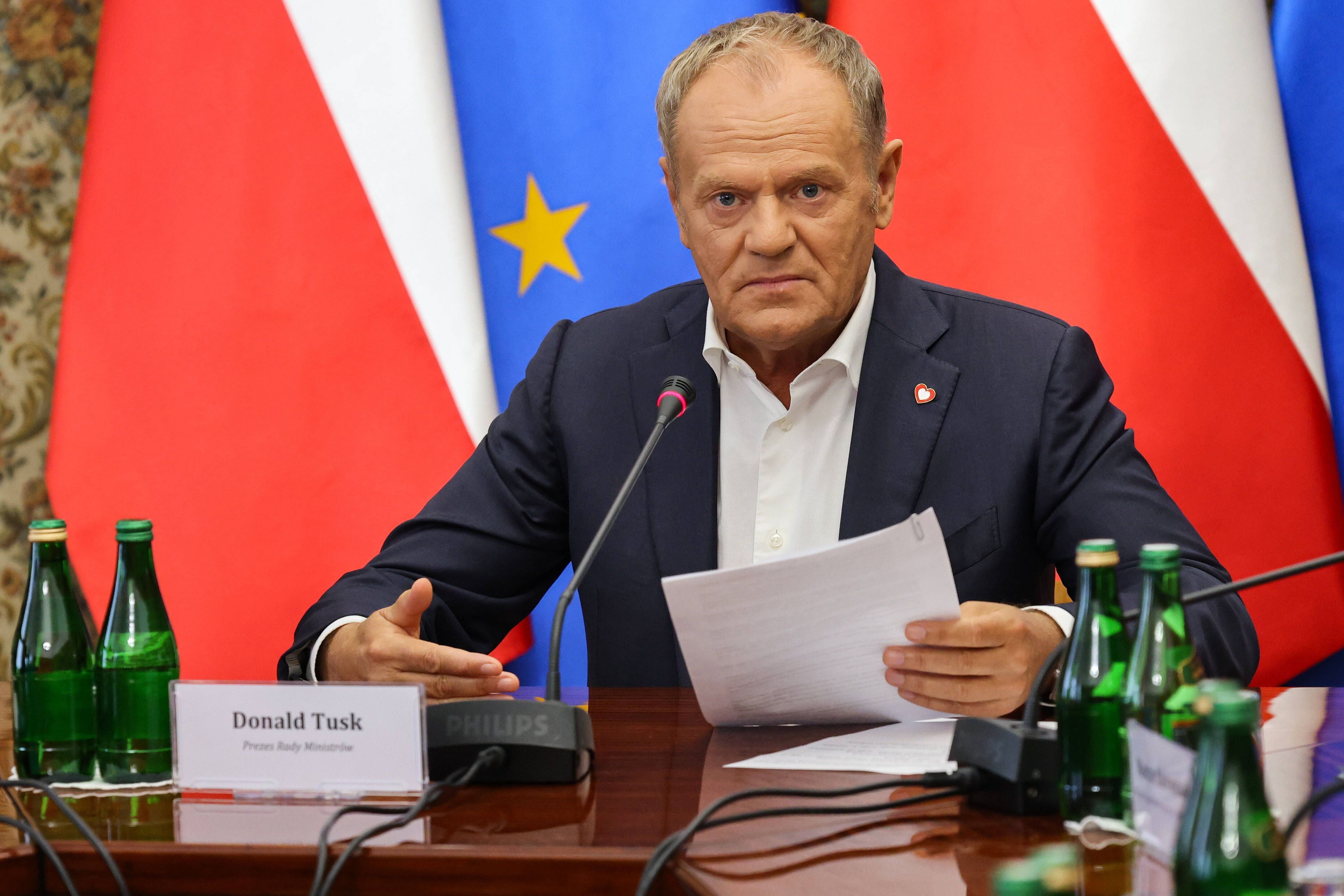 Ministerpräsident Donald Tusk hält ein Dokument während einer Sitzung im Amt des Ministerpräsidenten in Warschau.