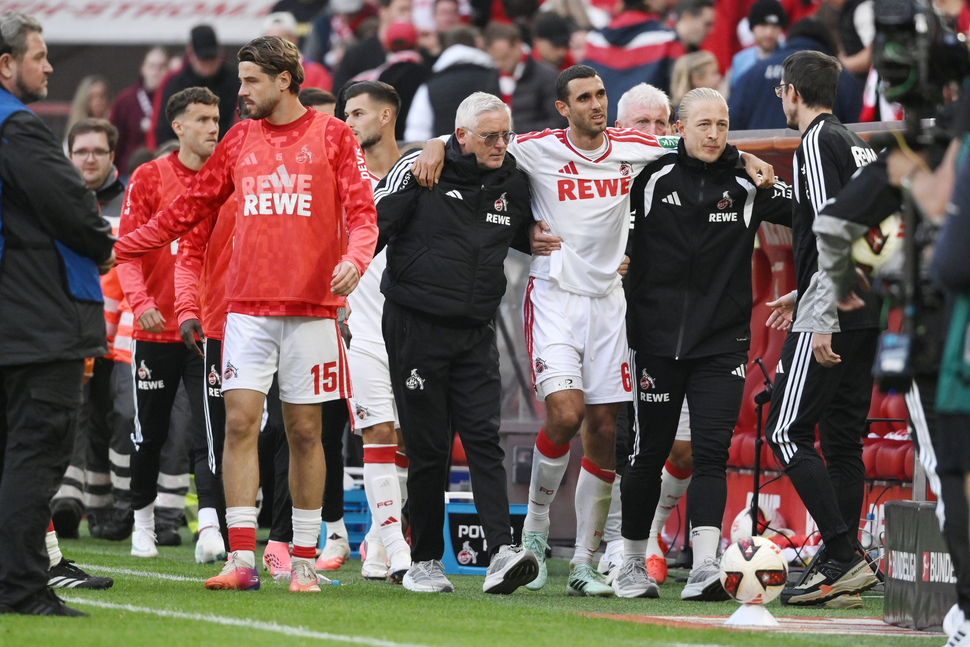 Ellyes Skhiri wird gestützt.