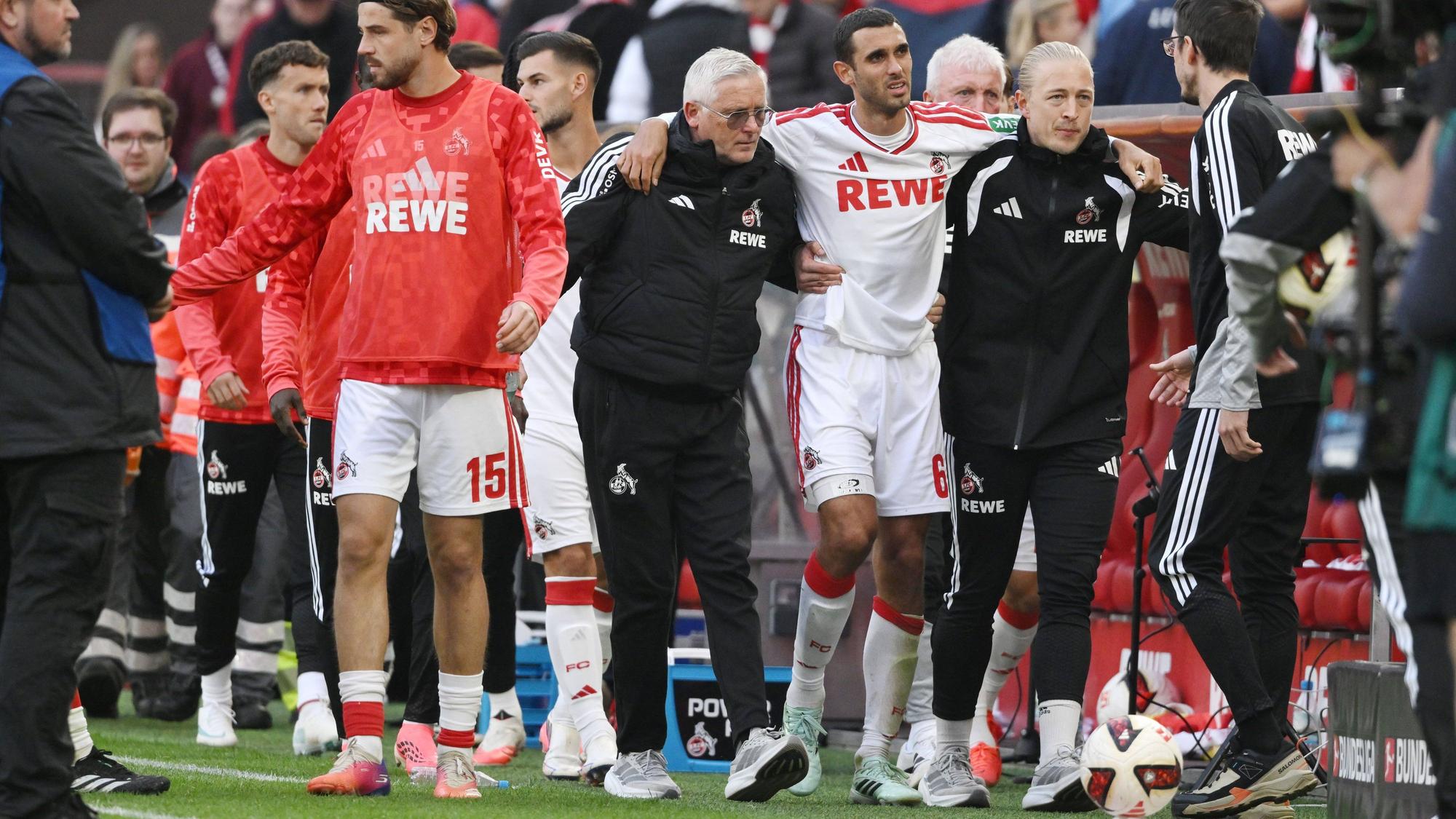 Ellyes Skhiri wird gestützt.