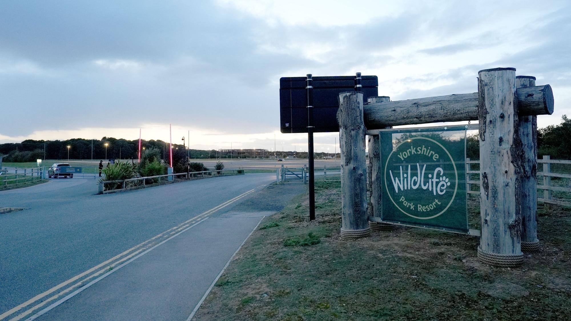 Ein Blick auf den Eingang zum Yorkshire Wildlife Park in Doncaster, wo laut Angaben der Polizei von South Yorkshire ein Mann ums Leben gekommen ist.