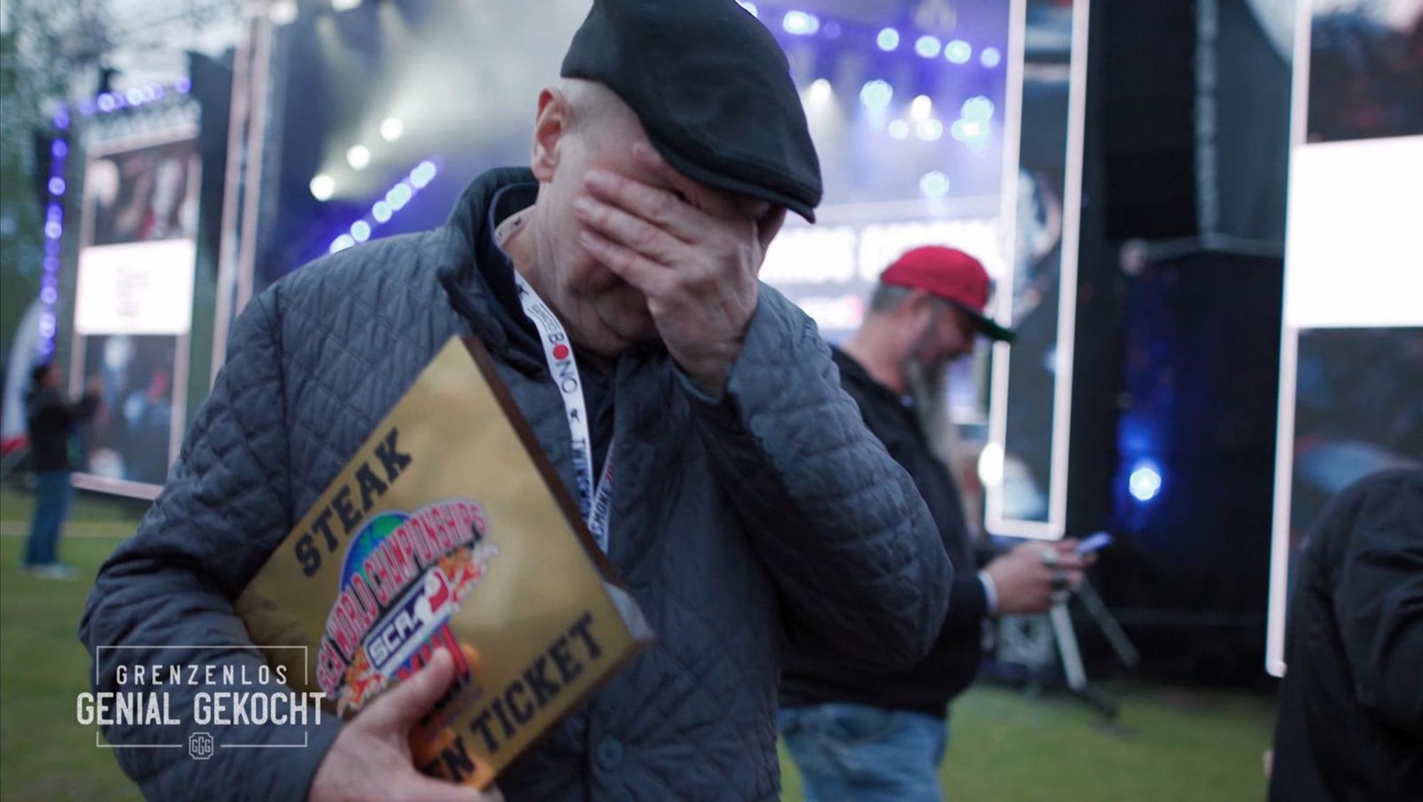 Das Sahnehäubchen: Lafer wurde mit dem „Golden Ticket“ ausgezeichnet. Damit ist er für die WM 2027 in Las Vegas qualifiziert. Er konnte es nicht fassen und dankte ergriffen: „Ich liebe euch!“ (Bild: RTL)