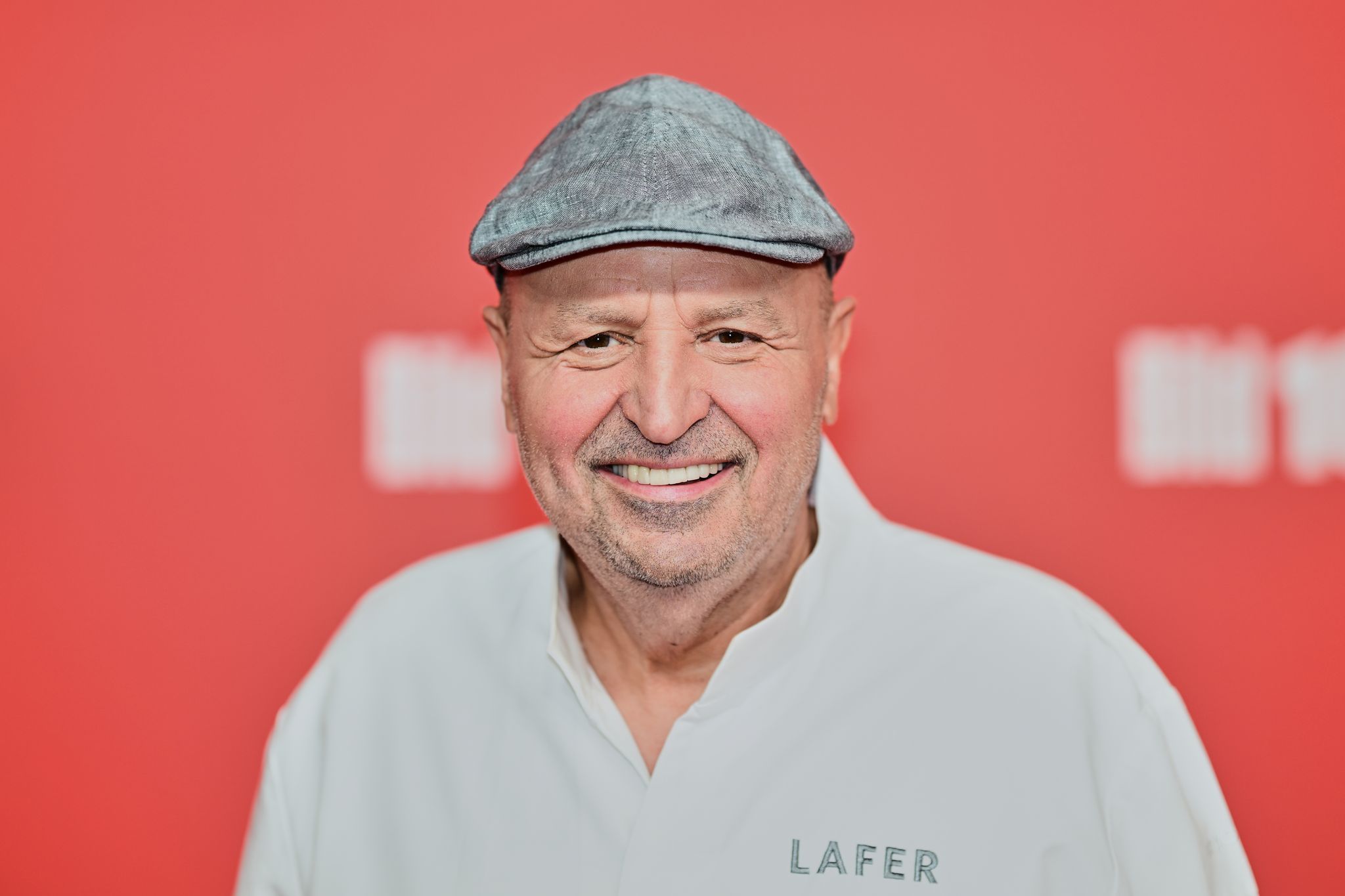 Johann Lafer lacht.