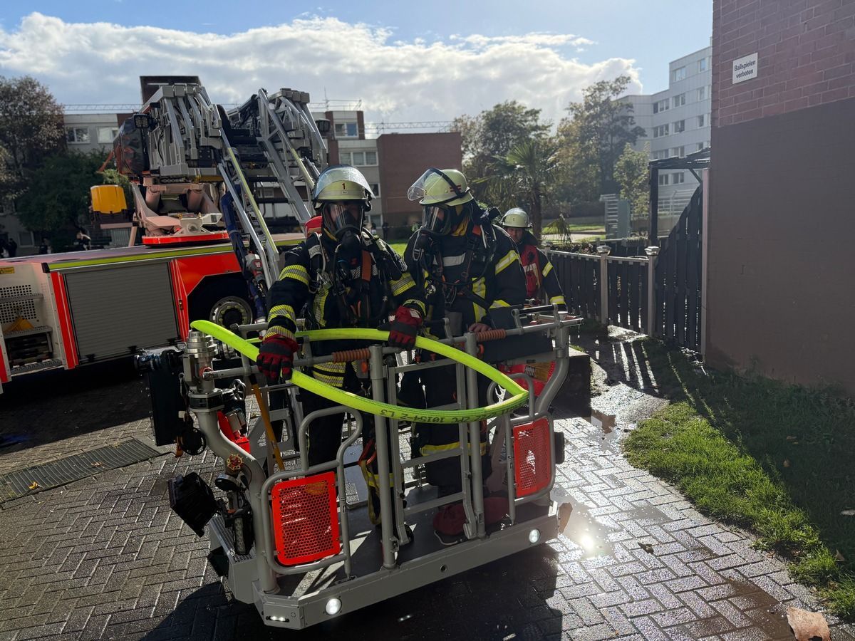 Ein Feuerwehrmann bei Löscharbeiten an einem Wohnhaus.