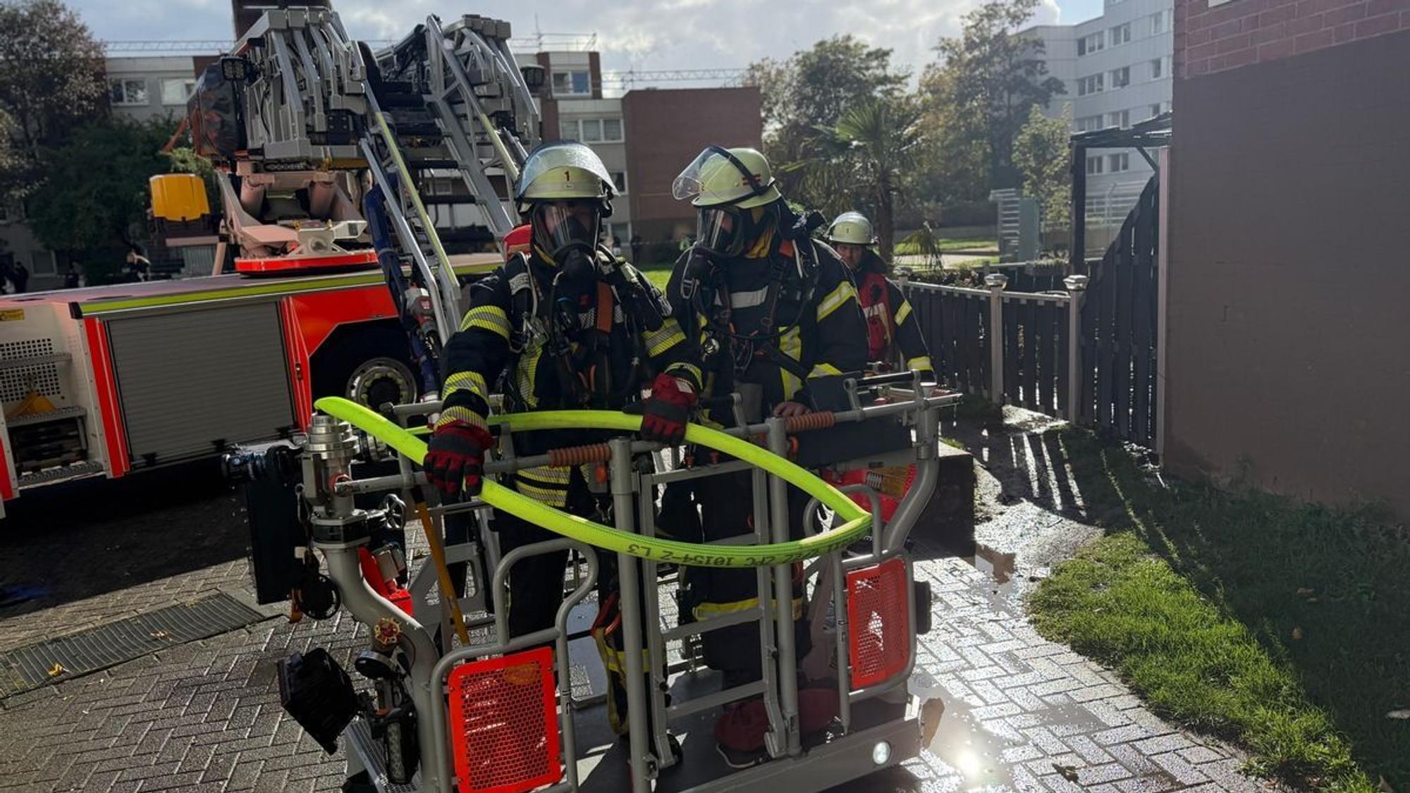 Ein Feuerwehrmann bei Löscharbeiten an einem Wohnhaus.