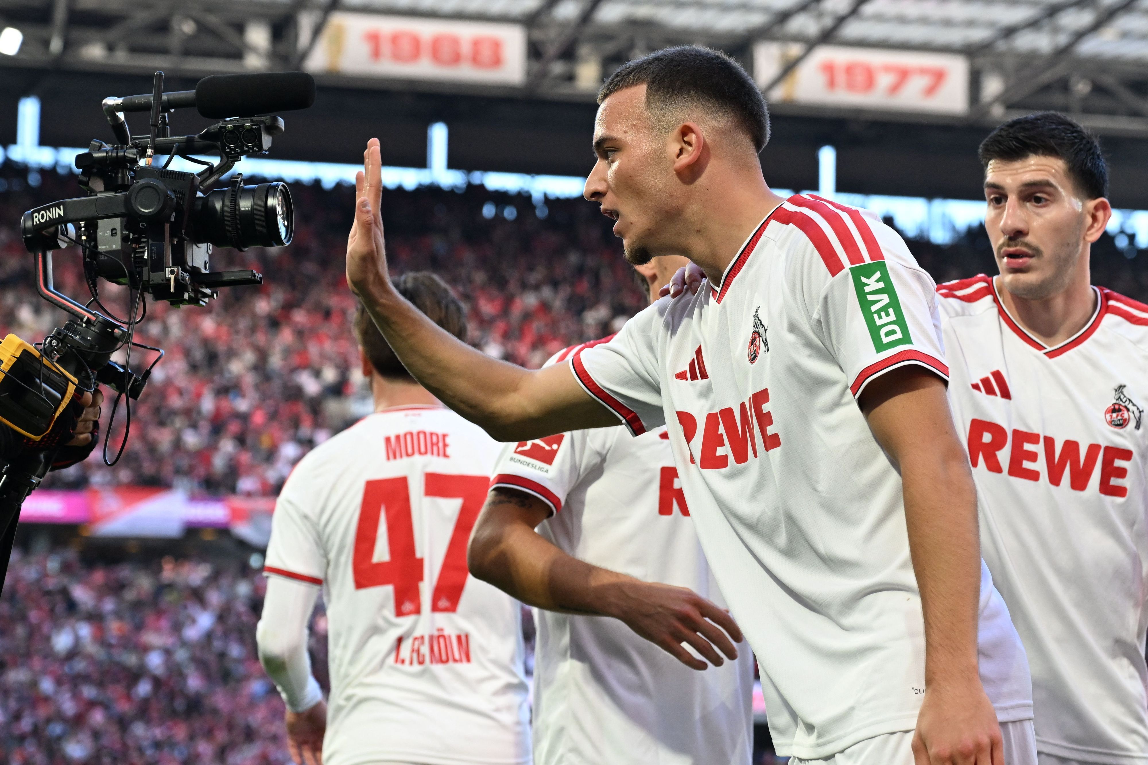 Said El Mala flirtete nach seinem Treffer mit den Kameras, der Kölner Jung-Nationalspieler entschied das Derby gegen Borussia Mönchengladbach.