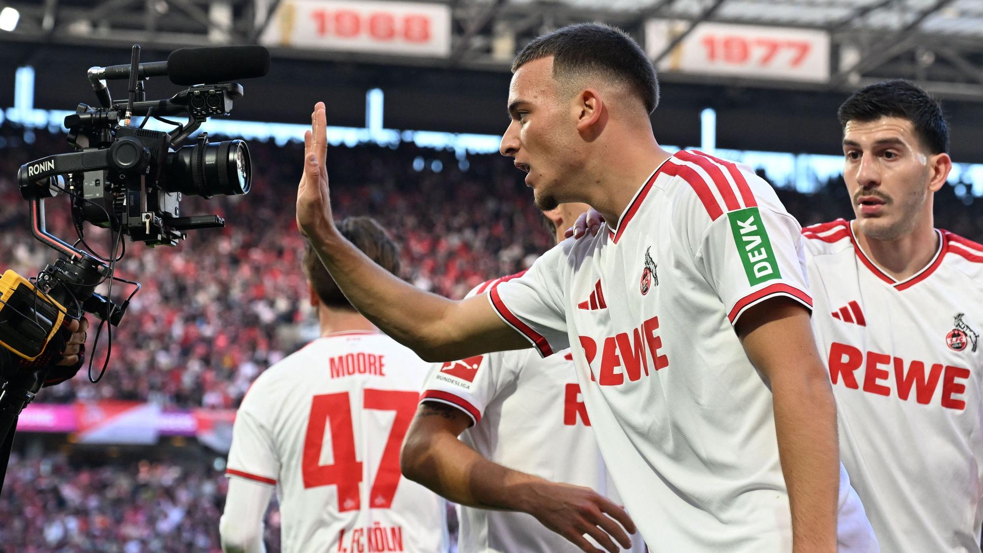 Said El Mala flirtete nach seinem Treffer mit den Kameras, der Kölner Jung-Nationalspieler entschied das Derby gegen Borussia Mönchengladbach.