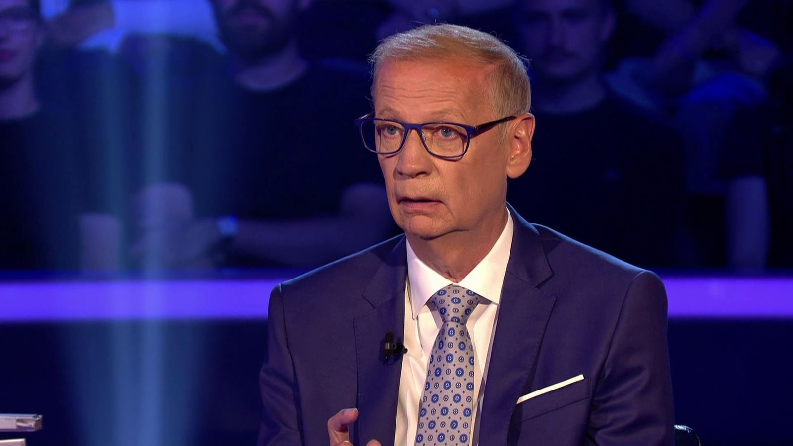 Günther Jauch war überrascht, als die Kandidatin von ihrer damaligen Teilnahme erzählte. (Bild: RTL)