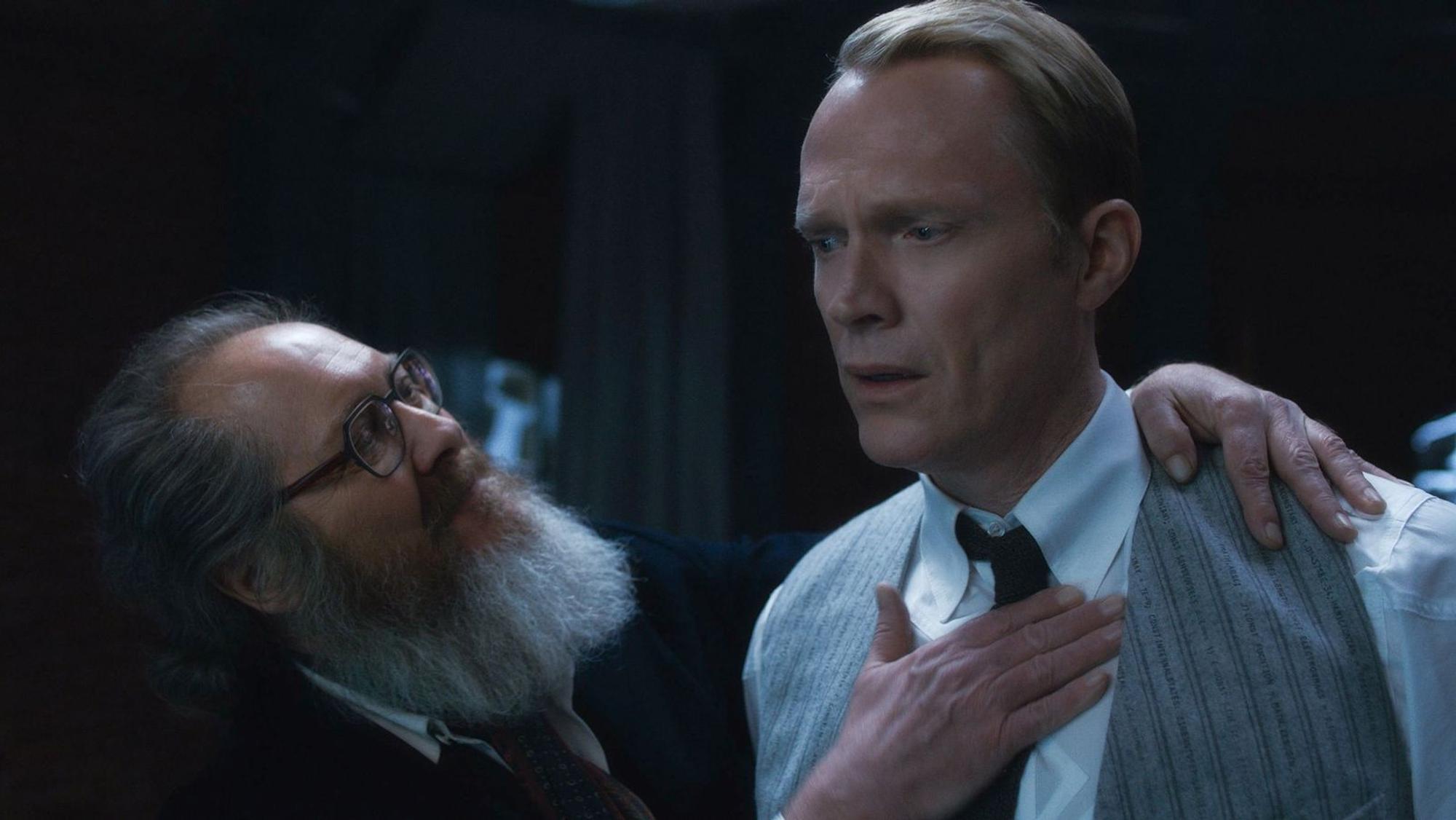 Ultron (James Spader, links) sieht aus wie ein netter älterer Herr mit Vatergefühlen, wenn er sich in Visions (Paul Bettany) Kopf materialisiert. (Bild: Disney+ / © 2026 Marvel. All Rights Reserved.)