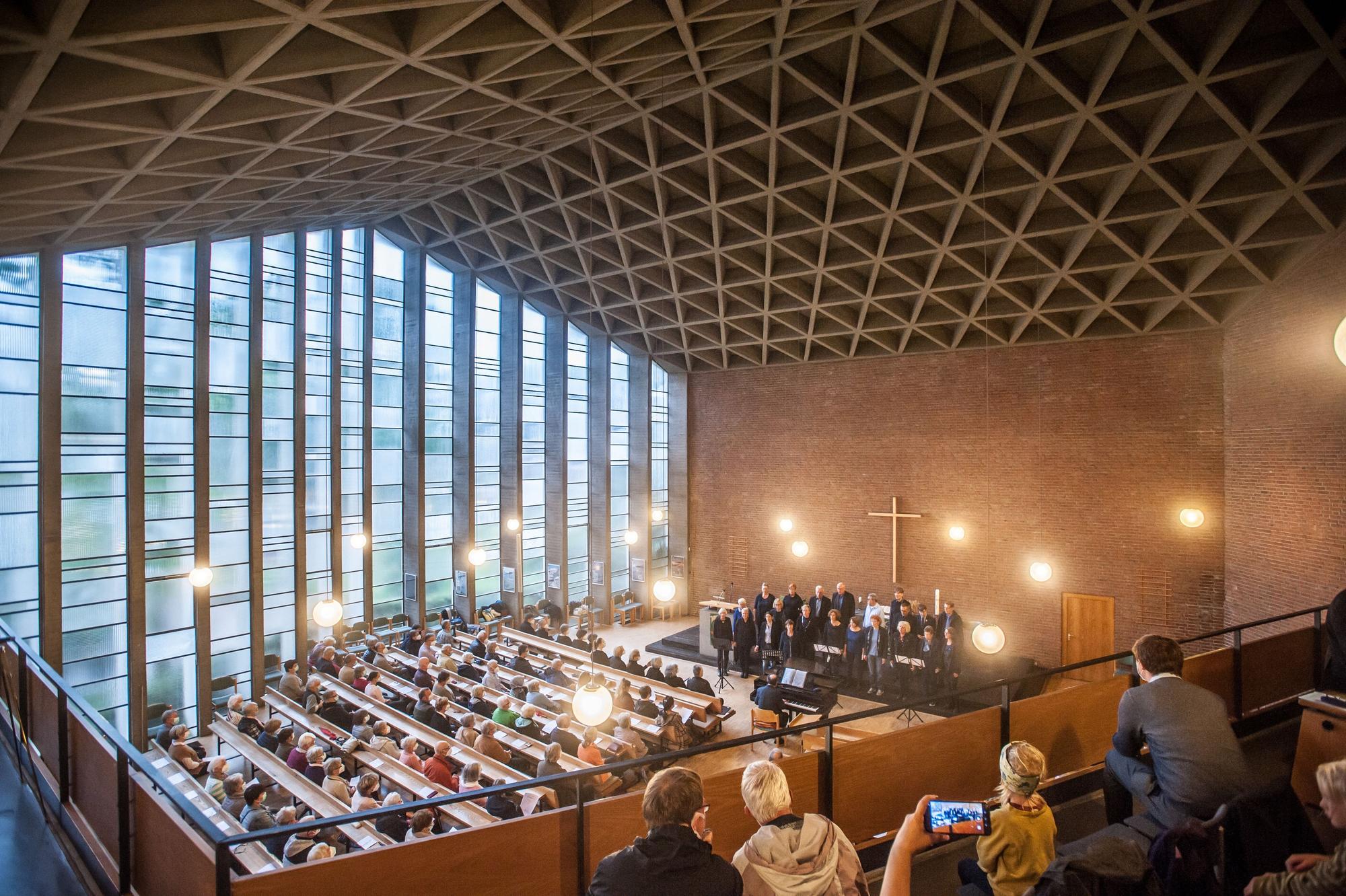 Das Innere des Quettinger Kirchengebäudes während eines Konzerts
