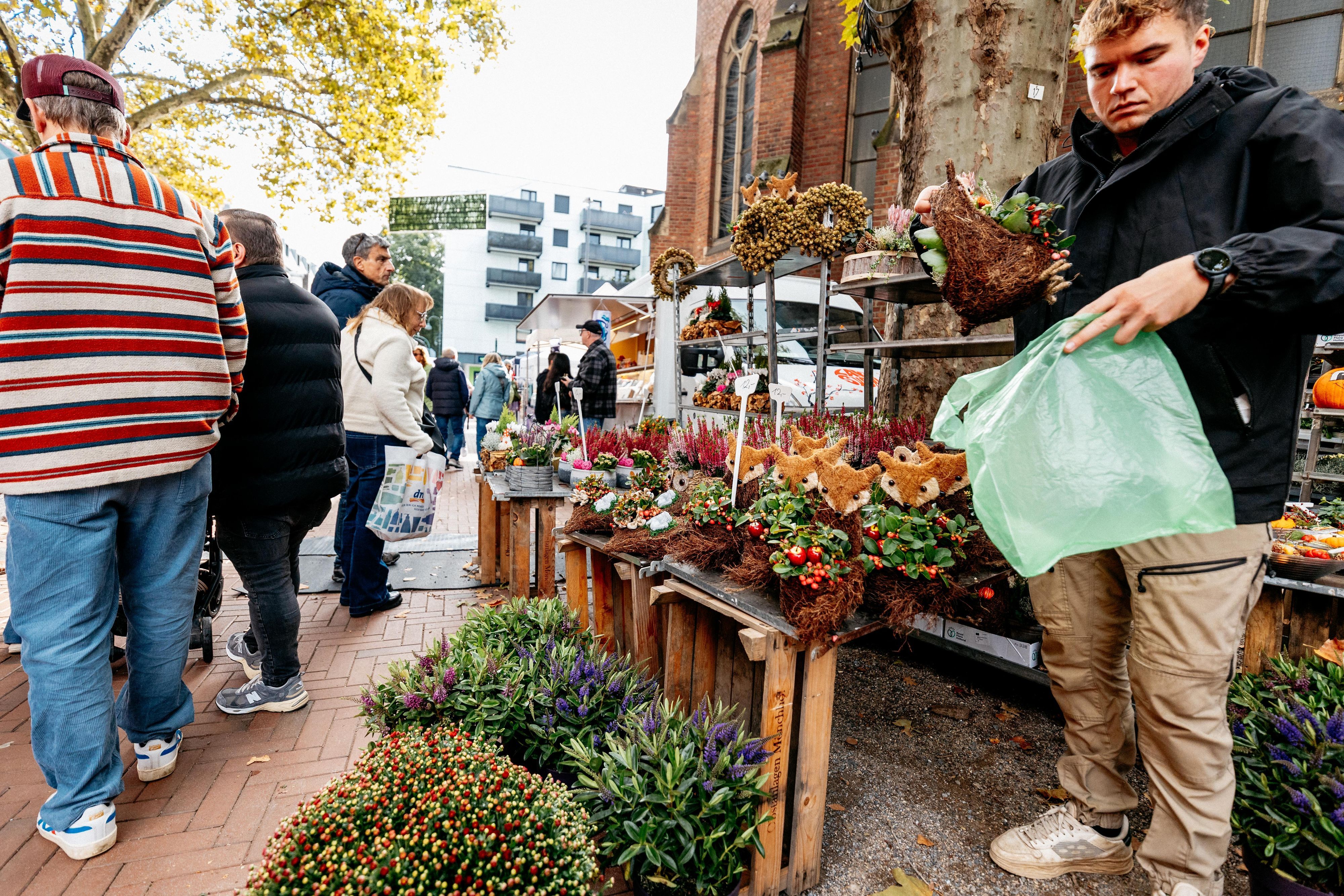 Herbstliche Stimmung in Opladen – die Verkaufsstände waren gut besucht.