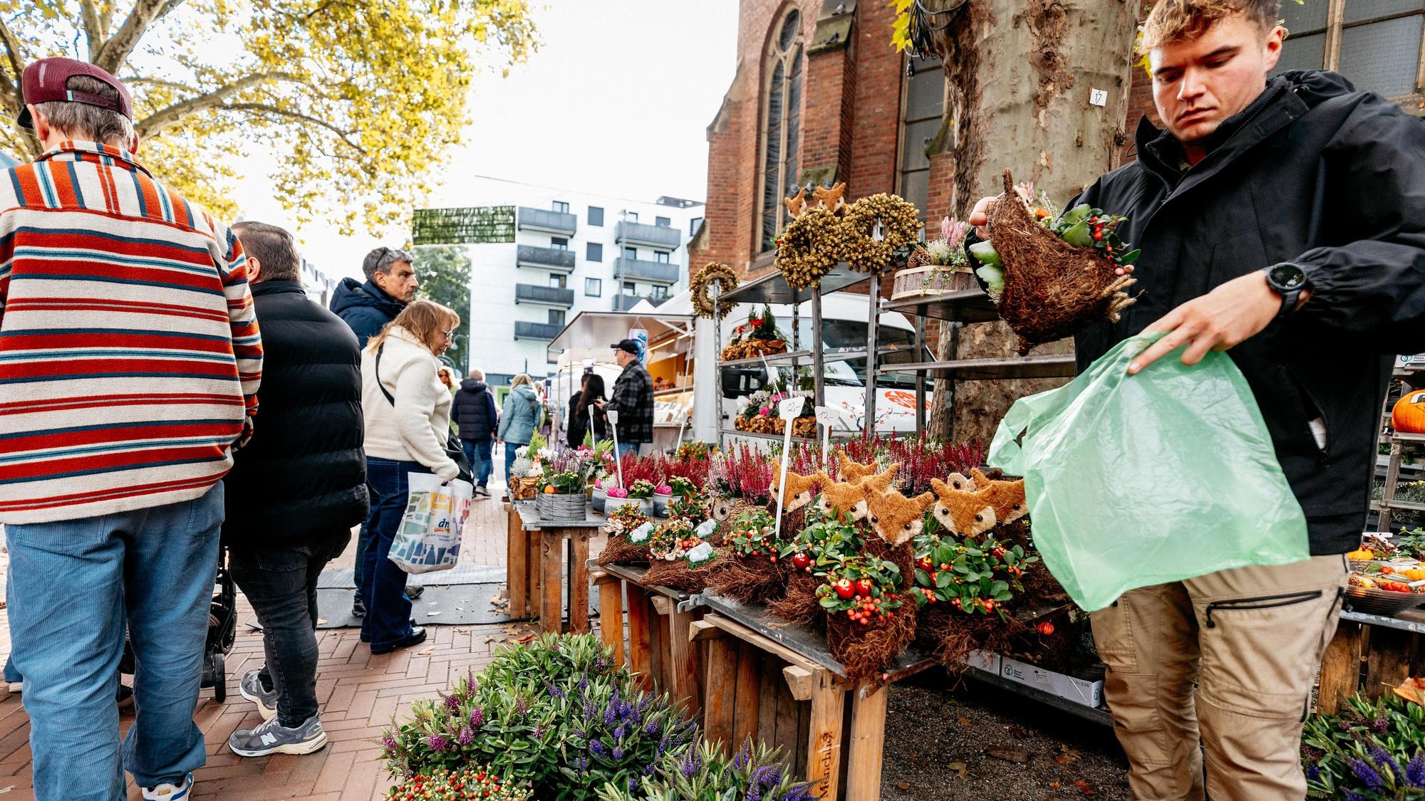 Herbstliche Stimmung in Opladen – die Verkaufsstände waren gut besucht.