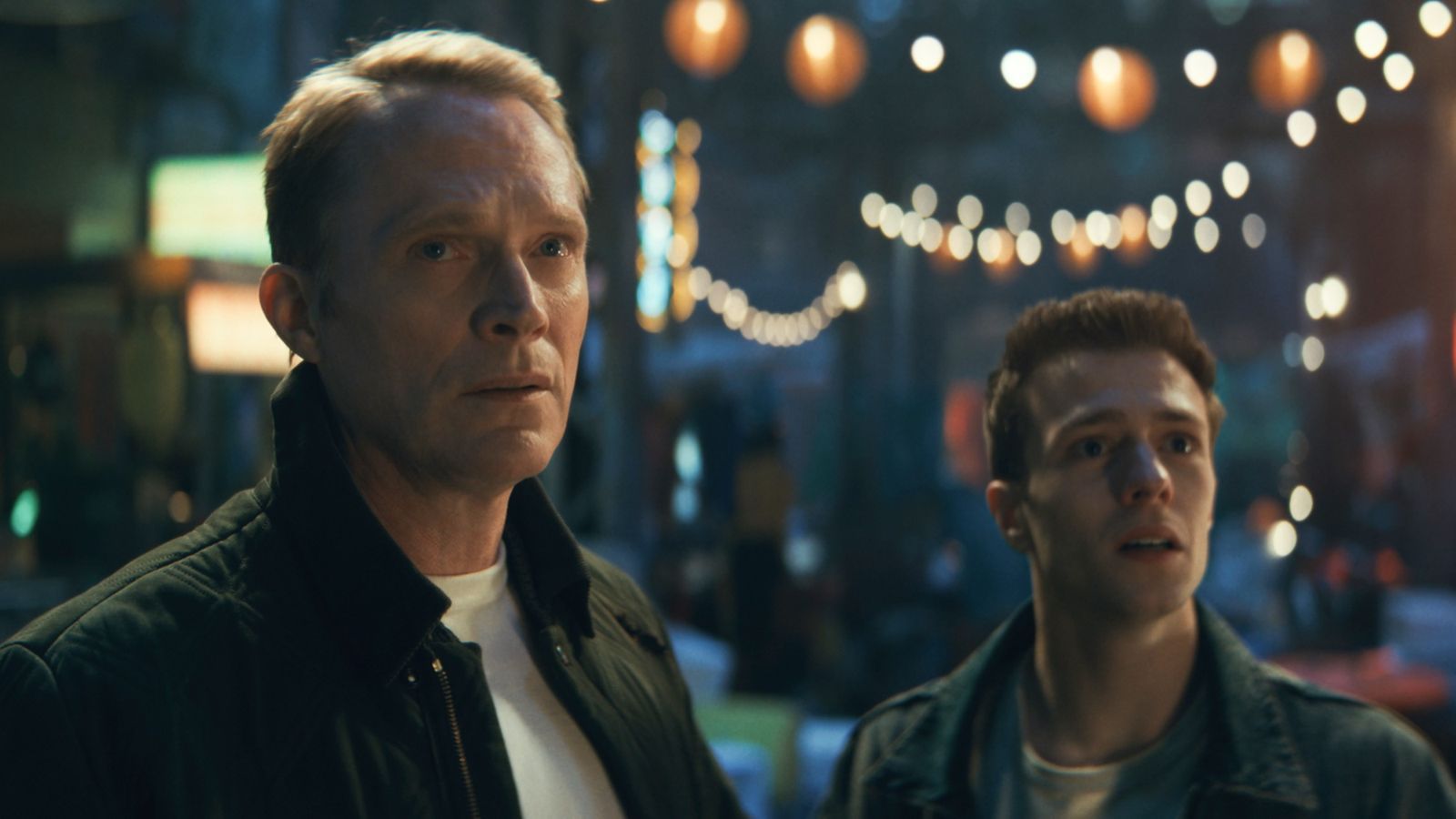 Vision (Paul Bettany) muss langsam in die Vaterrolle reinwachsen, in der ihn sein mutmaßlicher Sohn Tommy (Ruaridh Mollica) gerne sehen würde. (Bild: Disney+ / © 2026 Marvel. All Rights Reserved.)