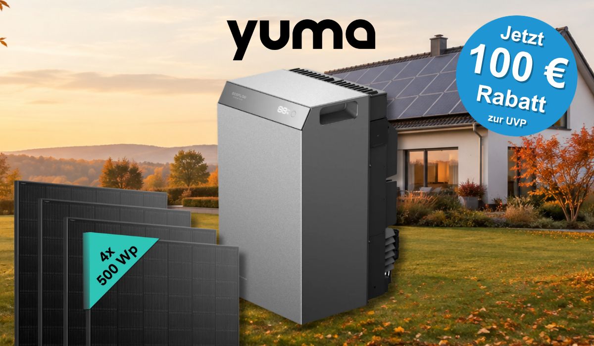 Der EcoFlow STREAM 5000 Batteriespeicher steht auf einer Wiese vor einem Einfamilienhaus in der Abenddämmerung mit Solaranlage auf dem Dach, daneben vier schwarze Solarmodule mit der Aufschrift 4x 500 Wp, oben das Yuma-Logo und ein blauer Aufkleber mit dem Text Jetzt 100 € Rabatt zur UVP.