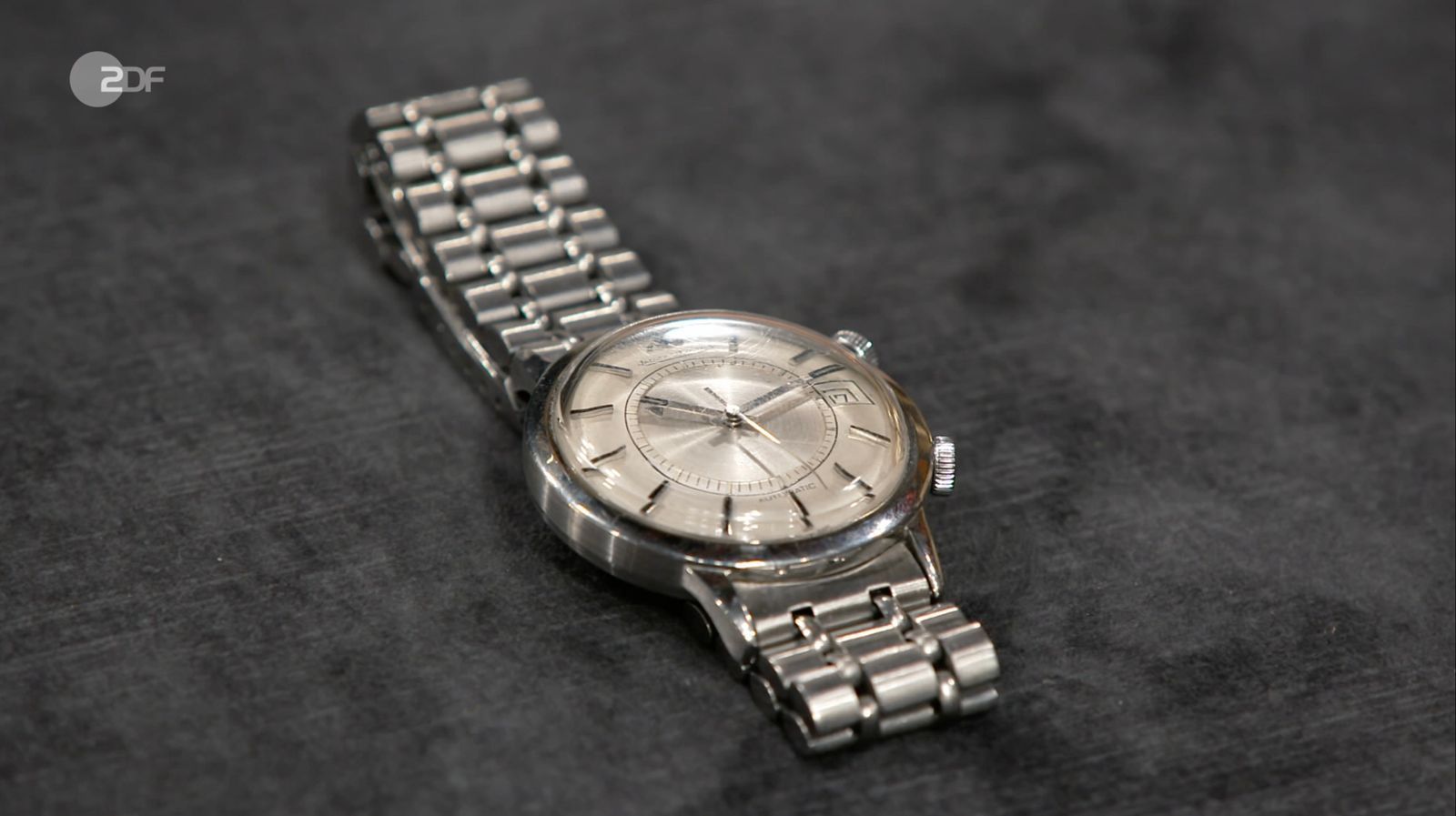 Sven Deutschmanek freute sich über die Uhr von Jaeger-LeCoultre samt Weckerfunktion von 1958 „in so einem guten Zustand“. Gewünscht wurden 2.200 Euro, der Experte schätzte 2.500 bis 3.000 Euro und am Ende zahlte Händler Wolfgang Pauritsch 2.750 Euro für die Armbanduhr „Memovox“.
 (Bild: ZDF)