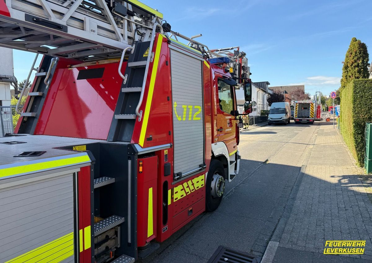 Feuerwehrleute sichern eine Baugrube, aus der ein verletzter Arbeiter gerettet wurde.