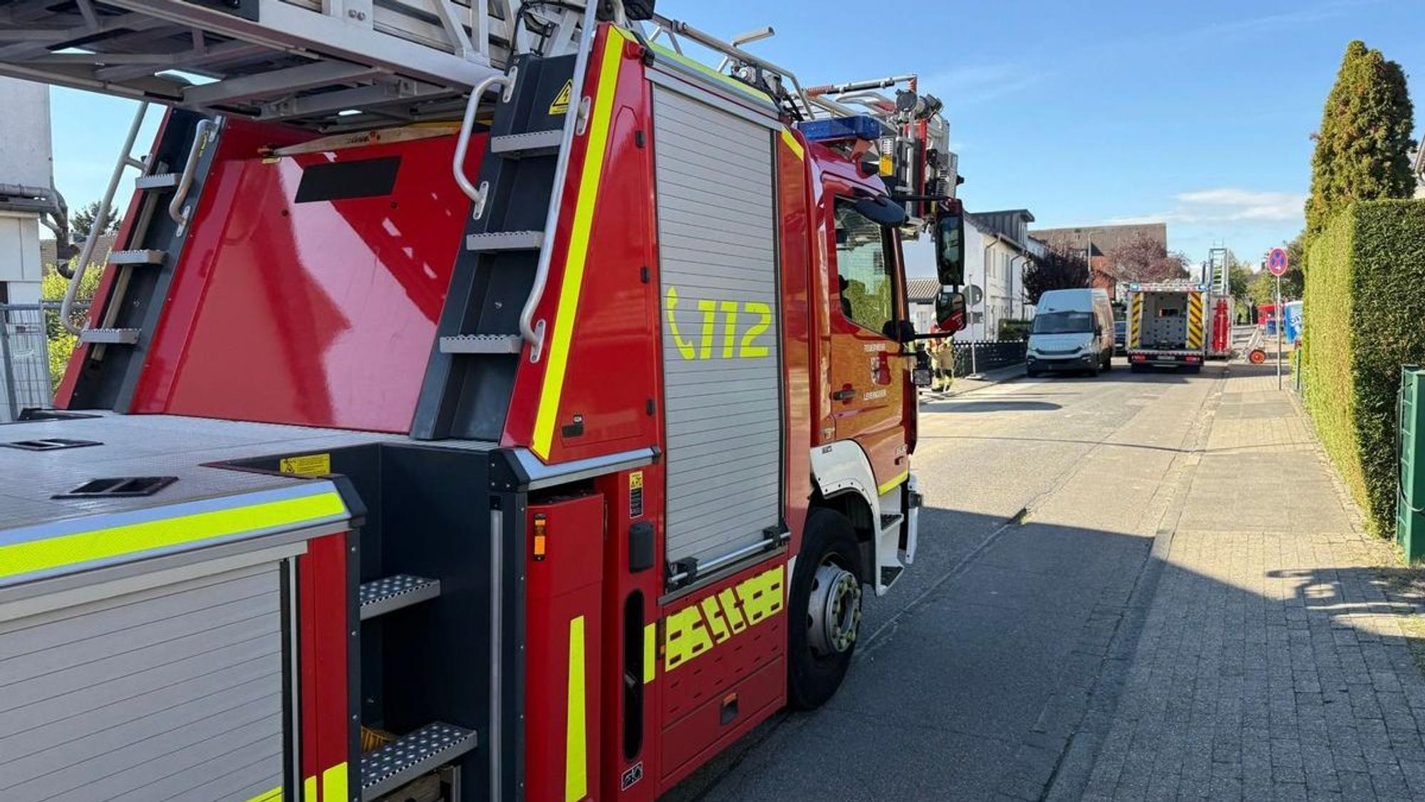 Feuerwehrleute sichern eine Baugrube, aus der ein verletzter Arbeiter gerettet wurde.