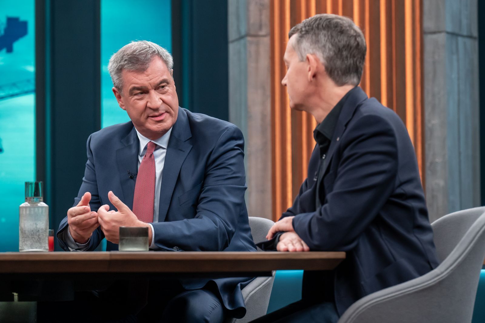 Markus Söder (links) möchte ein drittes Mal bayerischer Ministerpräsident werden. Unternehmer Christoph Werner spricht sich für eine gesetzliche Begrenzung auf zwei Amtszeiten für alle politischen Ämter aus. (Bild: NDR/Thomas Ernst)