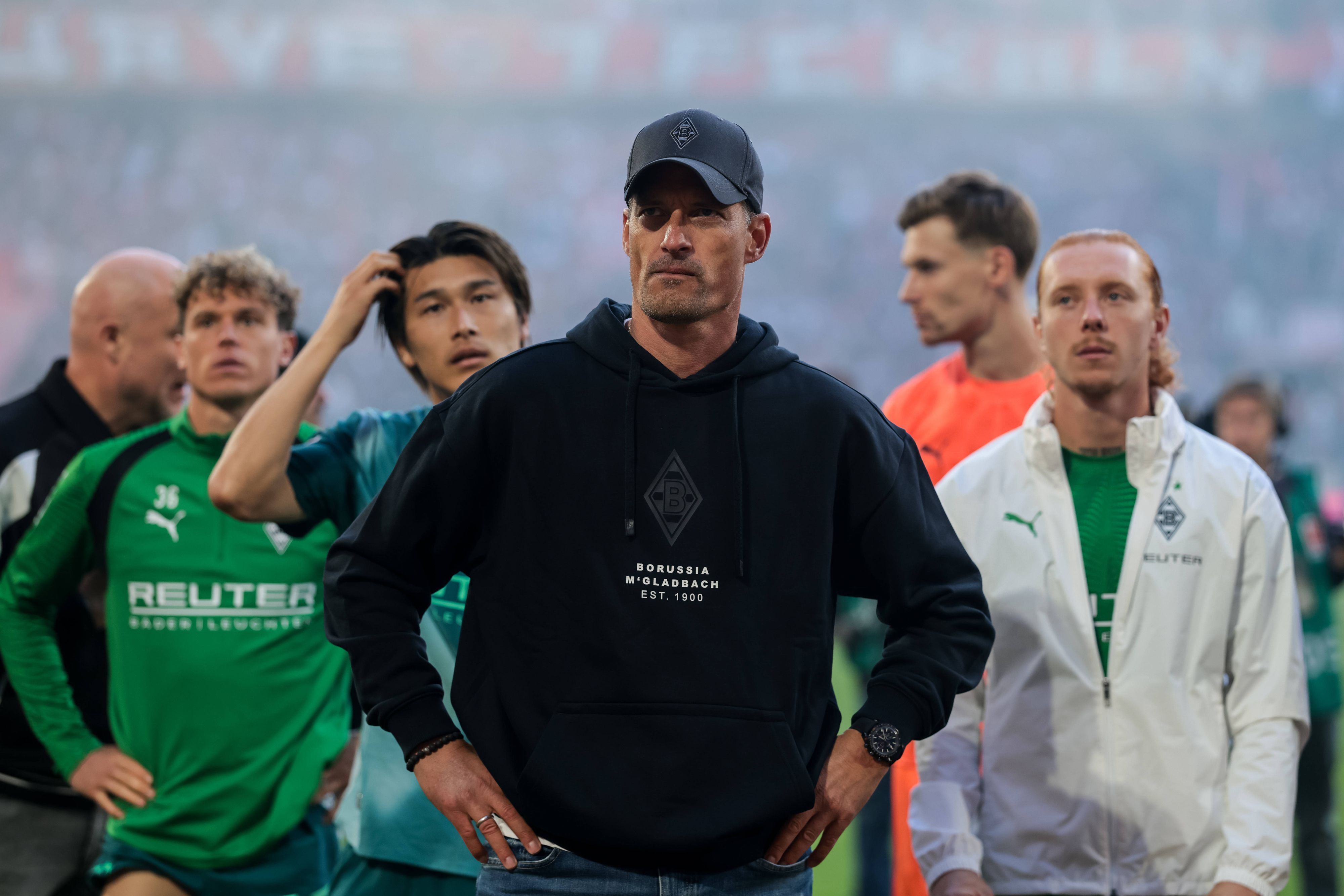 Alexander Blessin steht mit seinen Spielern vor dem Gästeblock.
