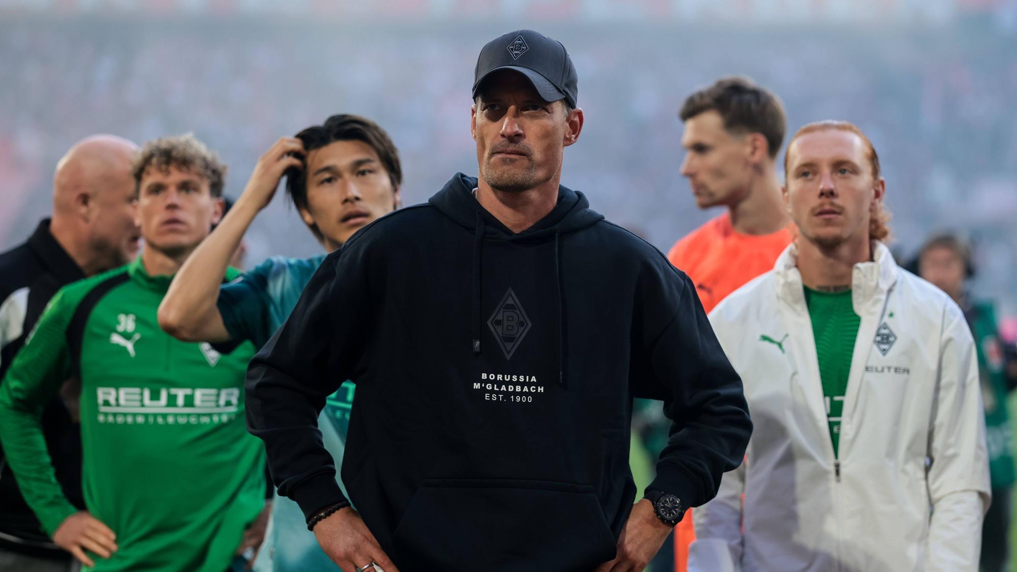 Alexander Blessin steht mit seinen Spielern vor dem Gästeblock.