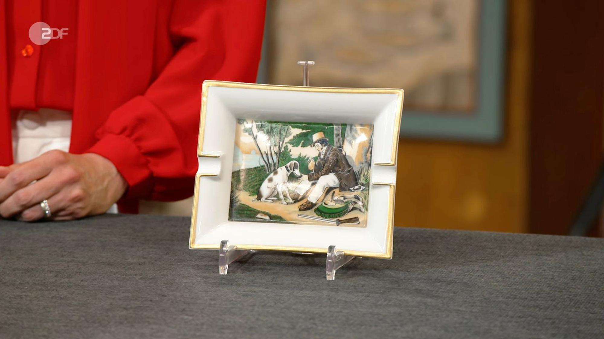 Bianca Berding datierte einen Aschenbecher mit einer biedermeierlichen Jagdszene von 1982 bis in die 1990er-Jahre. Wunschpreis für das Objekt des Luxus-Herstellers Hermès (Paris) lag bei 250 Euro. Die Expertin taxierte 150 bis 200 Euro und Händler Markus Wildhagen zahlte 180 Euro.
(Bild: ZDF)