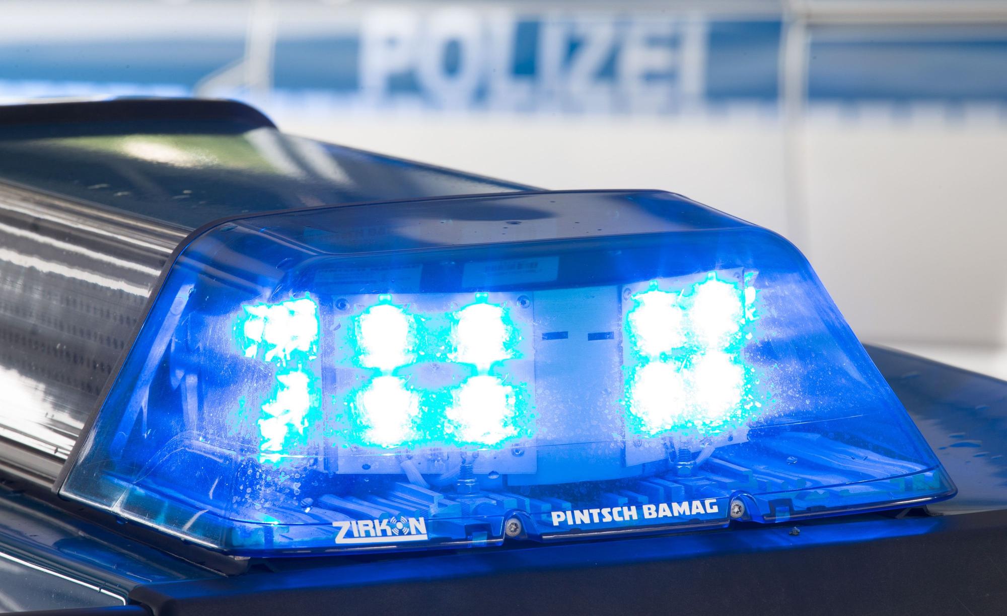 Ein Blaulicht leuchtet auf einem Streifenwagen der Polizei.