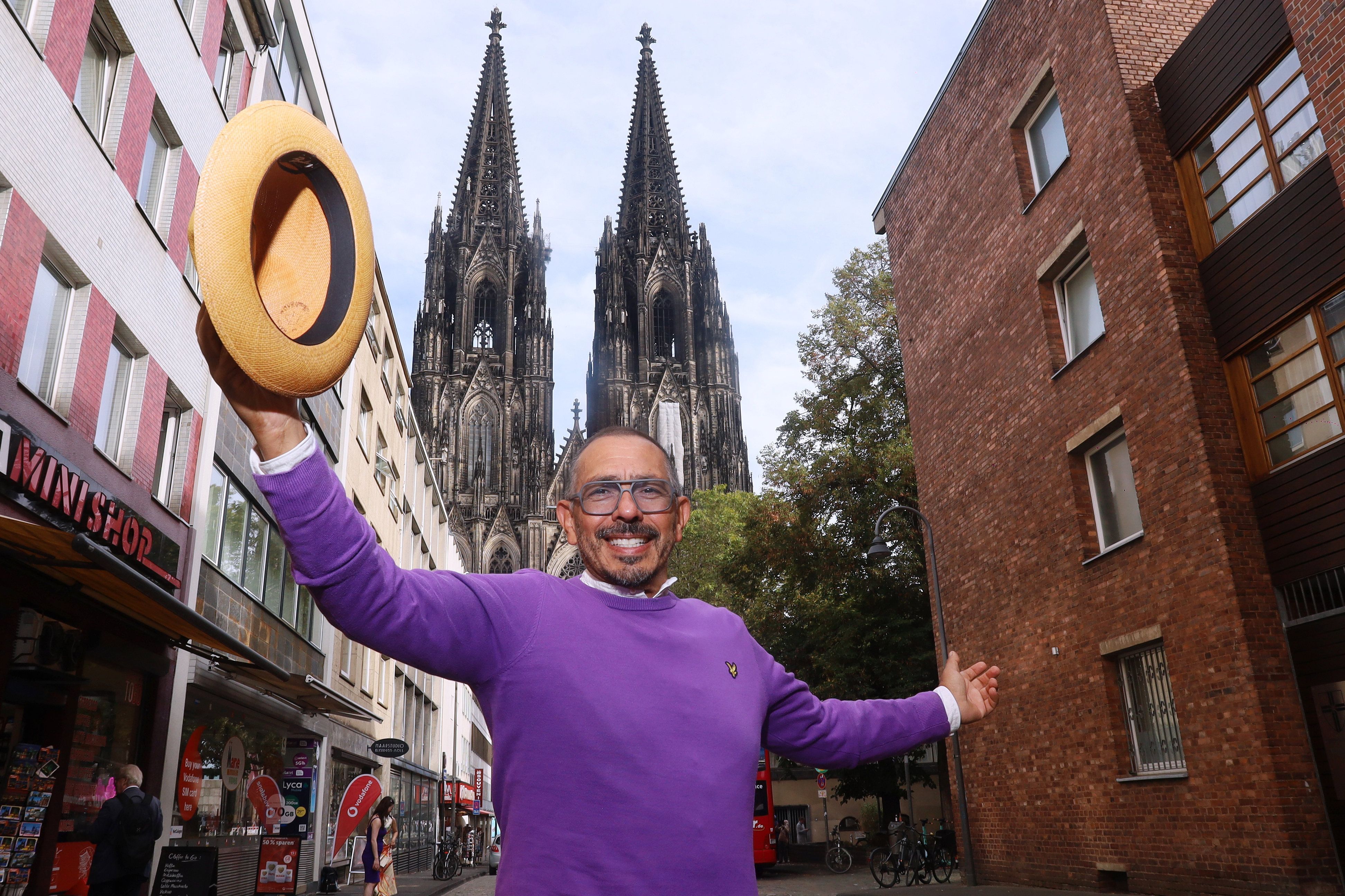 Porträt eines Stadtführers vor dem Kölner Dom.