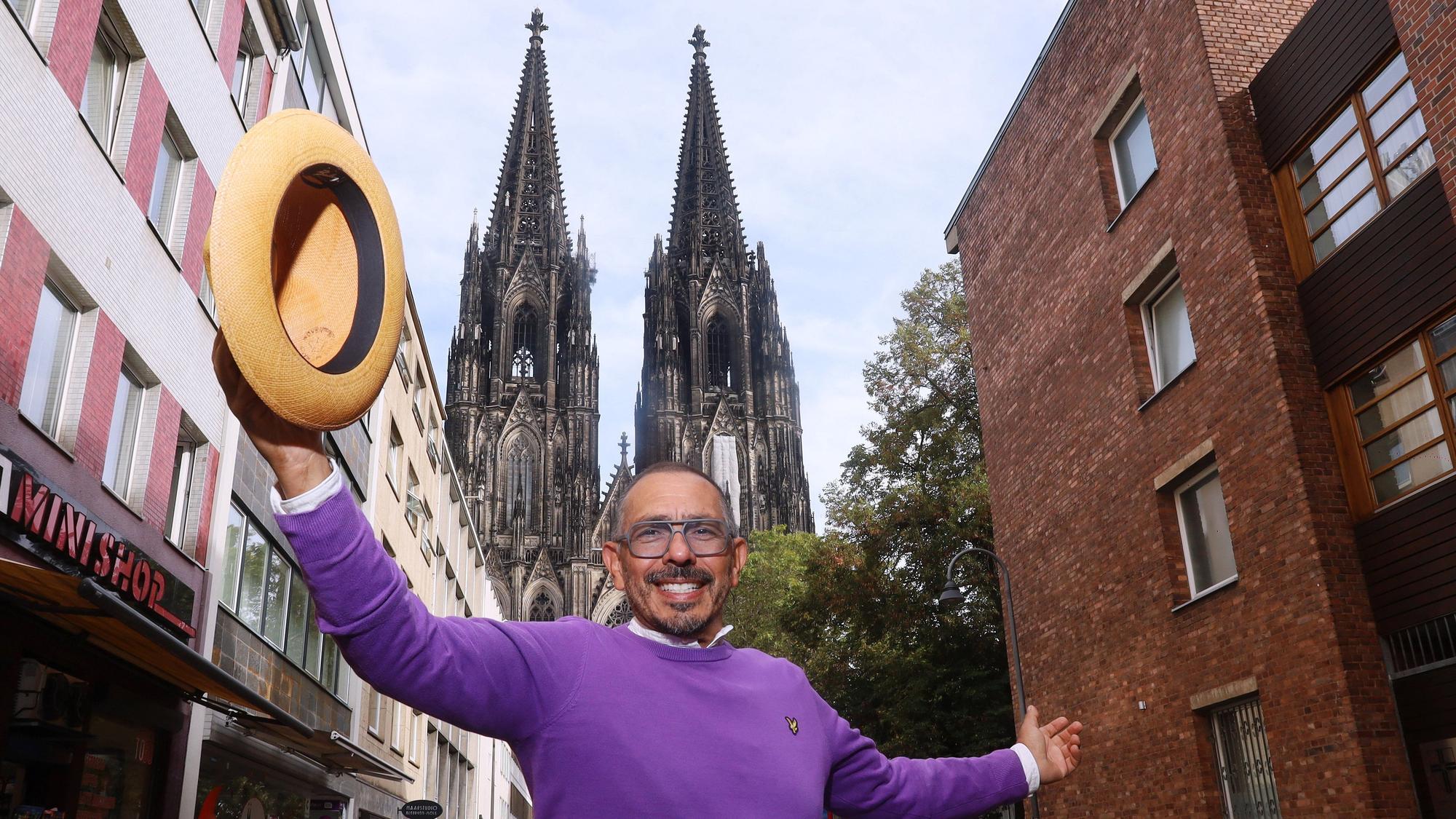 Porträt eines Stadtführers vor dem Kölner Dom.