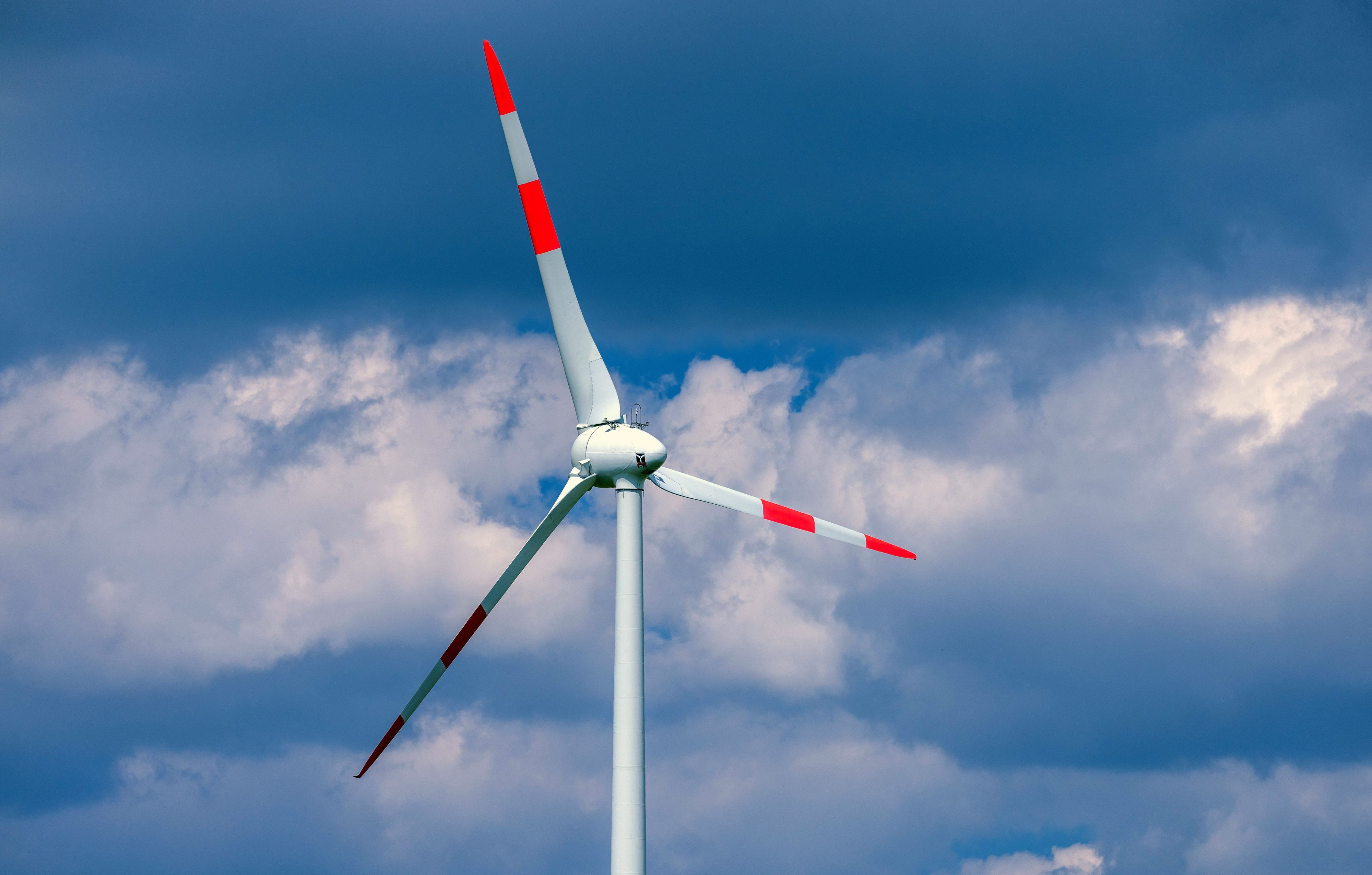 Eine Windkraftanlage dreht sich in einem Windpark.



Windkraft liefert eine Menge Energie.