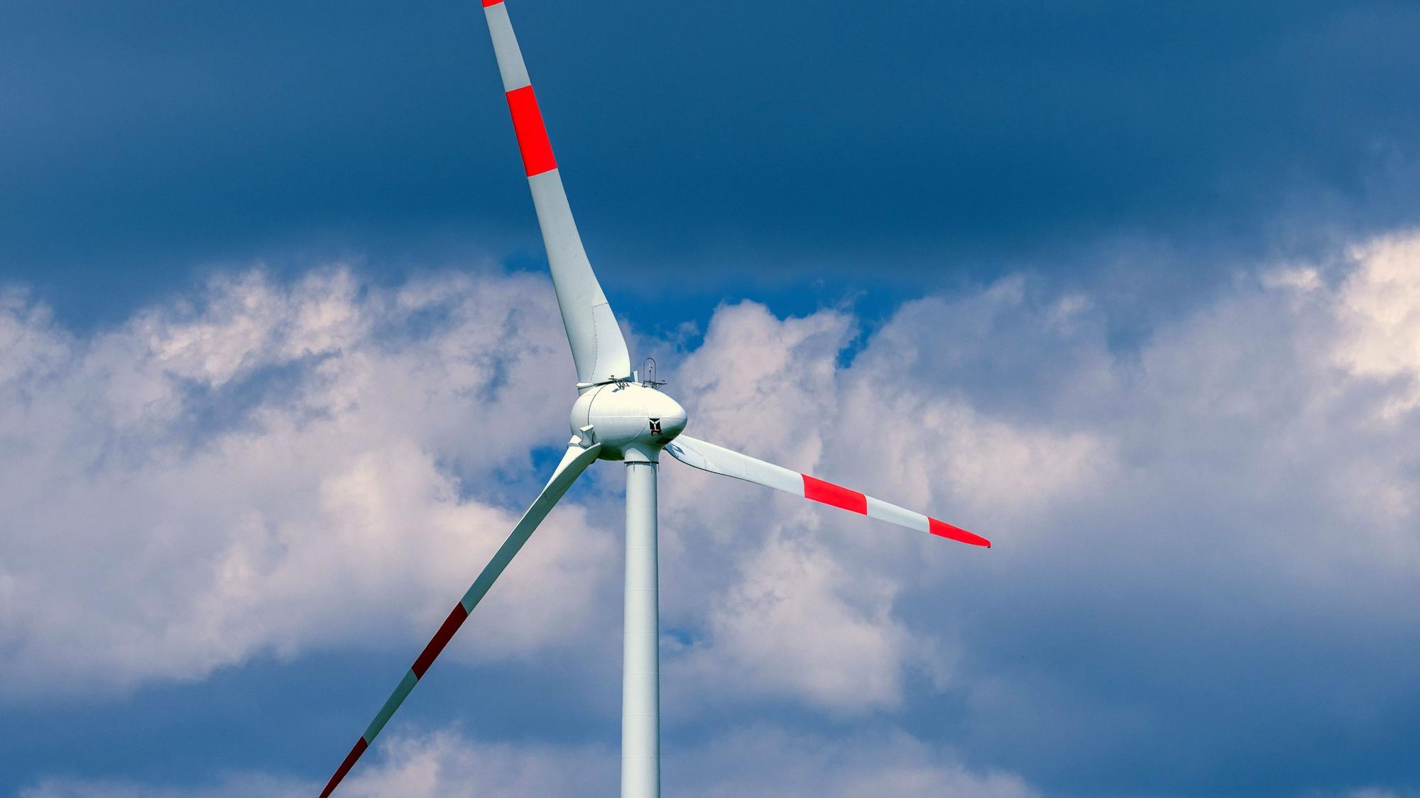 Eine Windkraftanlage dreht sich in einem Windpark.
Windkraft liefert eine Menge Energie.