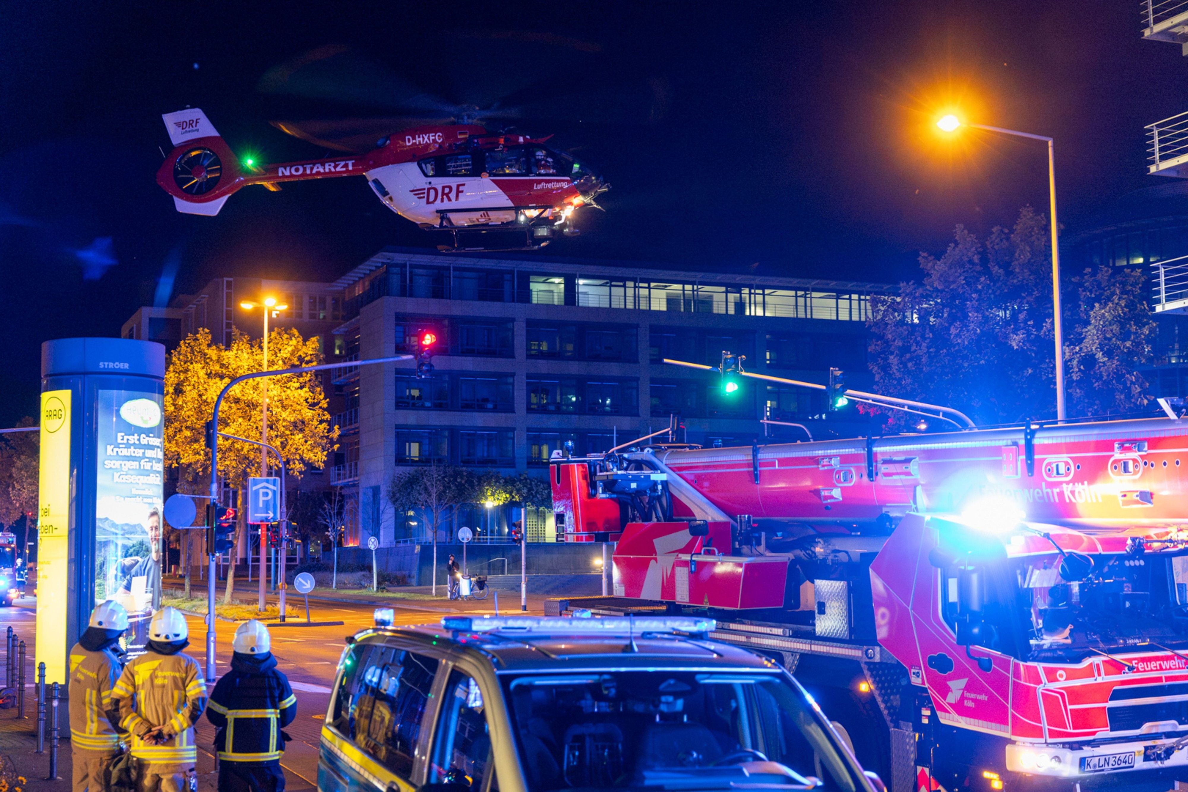 1Köln: Rettungskräfte und ein Hubschrauber sind am Sonntagabend (11. Oktober) nach einem schweren Unfall beim Trainsurfing im Einsatz.