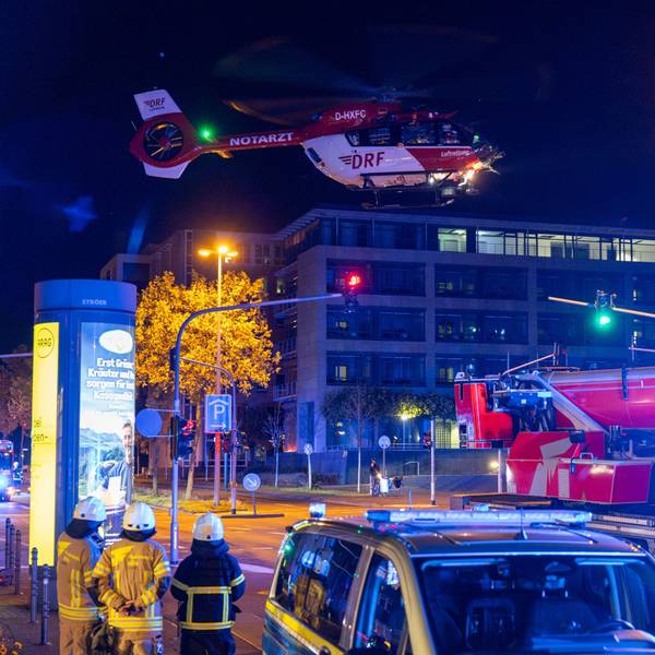 11.10.2026, Nordrhein-Westfalen, Köln: Rettungskräfte und ein Hubschrauber sind nach einem schweren Unfall beim Trainsurfing im Einsatz. Ein 14-Jähriger war auf dem Dach eines Zuges mitgefahren und lebensgefährlich durch einen Stromschlag verletzt worden. Foto: Jan Ohmen/dpa +++ dpa-Bildfunk +++