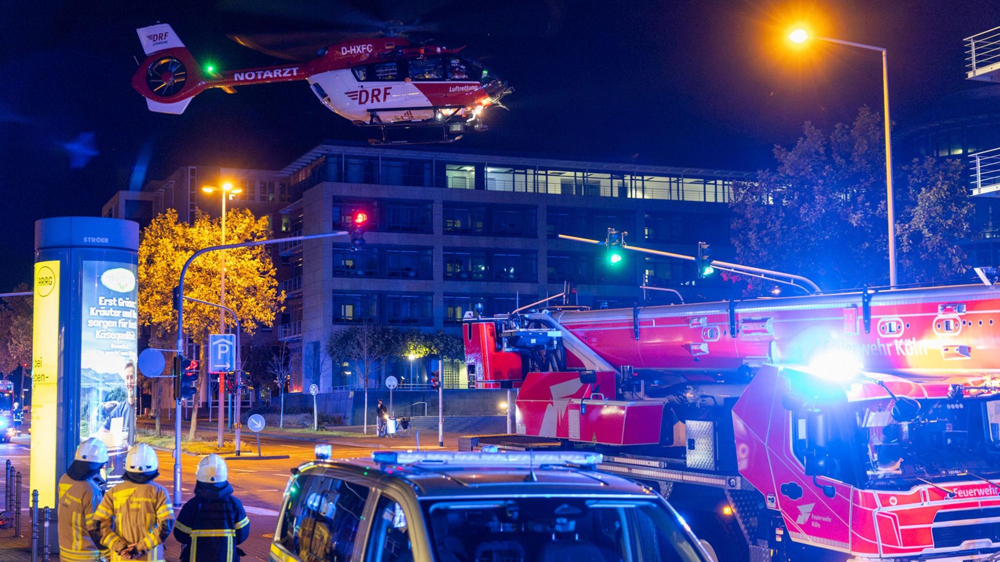 Rettungskräfte und ein Hubschrauber sind nach einem schweren Unfall beim Trainsurfing in Köln im Einsatz. Ein 14-Jähriger war auf dem Dach eines Zuges mitgefahren und lebensgefährlich durch einen Stromschlag verletzt worden. (Archivbild)
