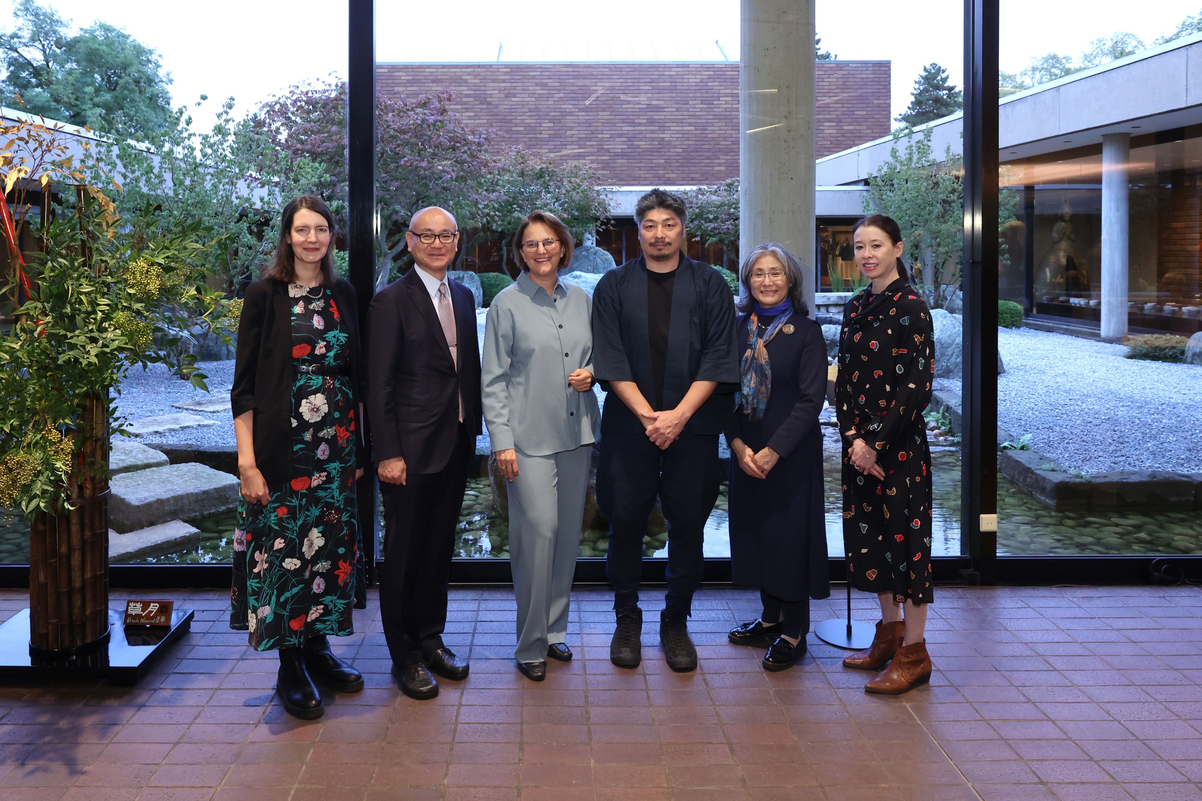 Feierliche Garteneinweihung im Museum für Ostasiatische Kunst: Die Museumsdirektorinnen Anne Fischer (l.) und Shao-Lan Hertel (r.) mit (v.l.) Generalkonsul Yoshitaka Tsunoda, Stadtdirektorin Dörte Diemert, Gartenbaumeister Hugo Torii und Misako Ito