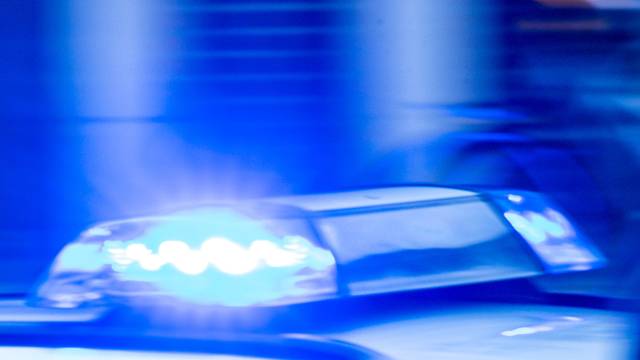 Ein Streifenwagen der Polizei ist mit Blaulicht im Einsatz.