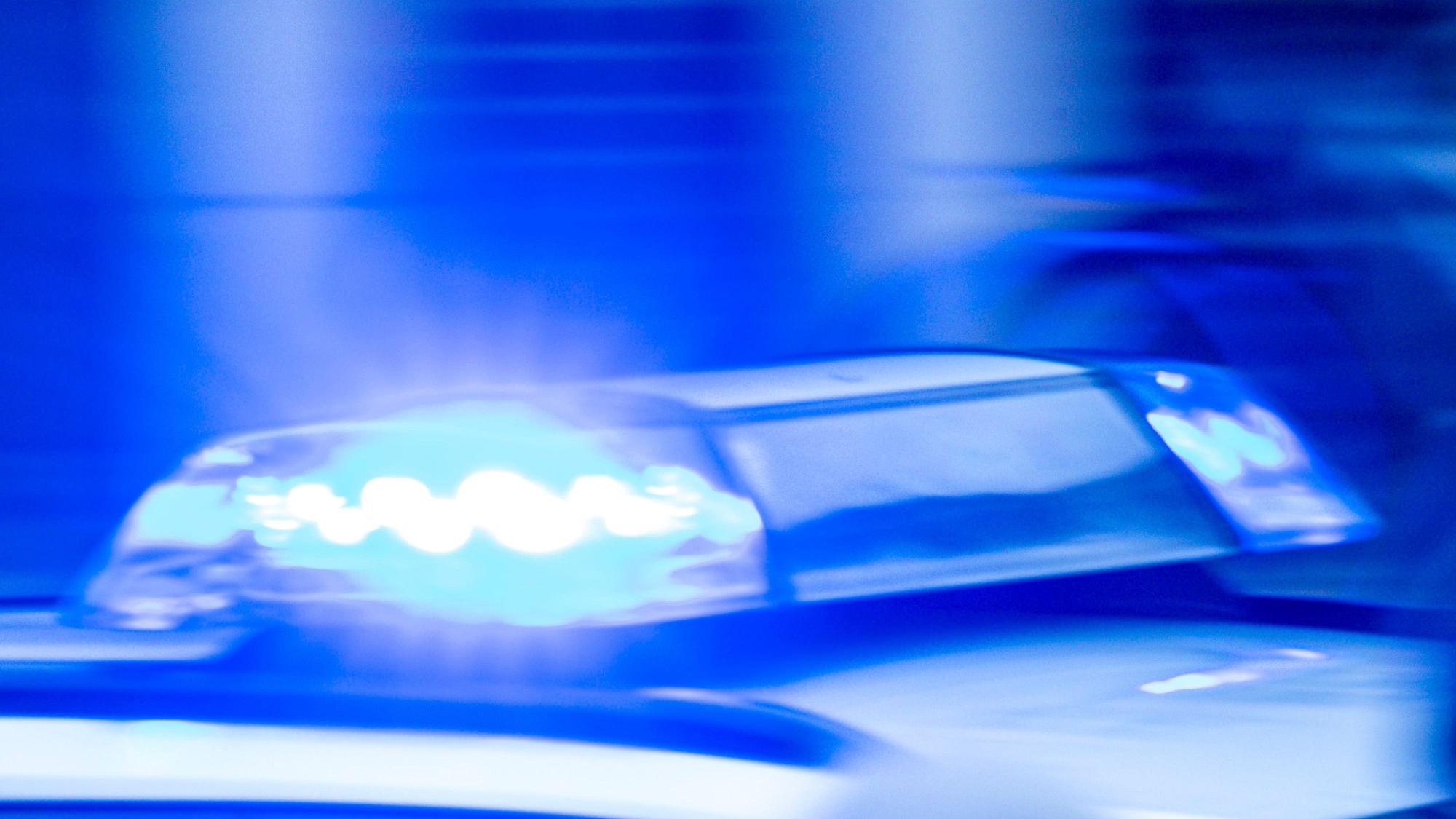 Ein Streifenwagen der Polizei ist mit Blaulicht im Einsatz.