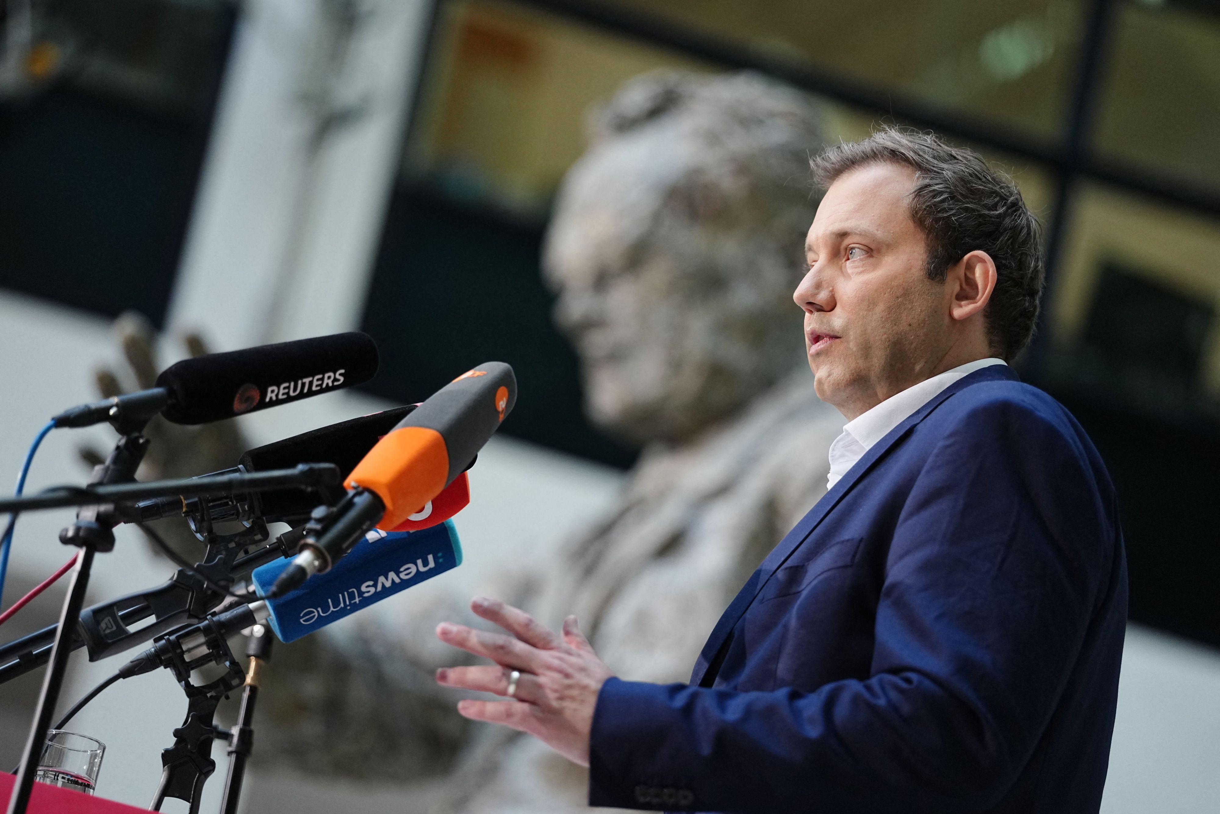 Lars Klingbeil (SPD), Bundesminister der Finanzen, Vizekanzler und SPD-Bundesvorsitzender, gibt in der SPD-Parteizentrale, dem Willy-Brandt-Haus ein Pressestatement zum Rücktritt seiner Co-Vorsitzenden Bas.