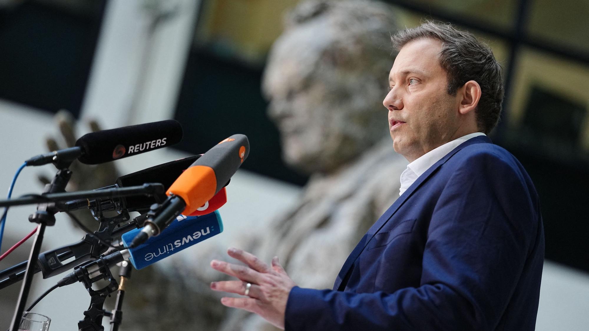 Lars Klingbeil (SPD), Bundesminister der Finanzen, Vizekanzler und SPD-Bundesvorsitzender, gibt in der SPD-Parteizentrale, dem Willy-Brandt-Haus ein Pressestatement zum Rücktritt seiner Co-Vorsitzenden Bas.