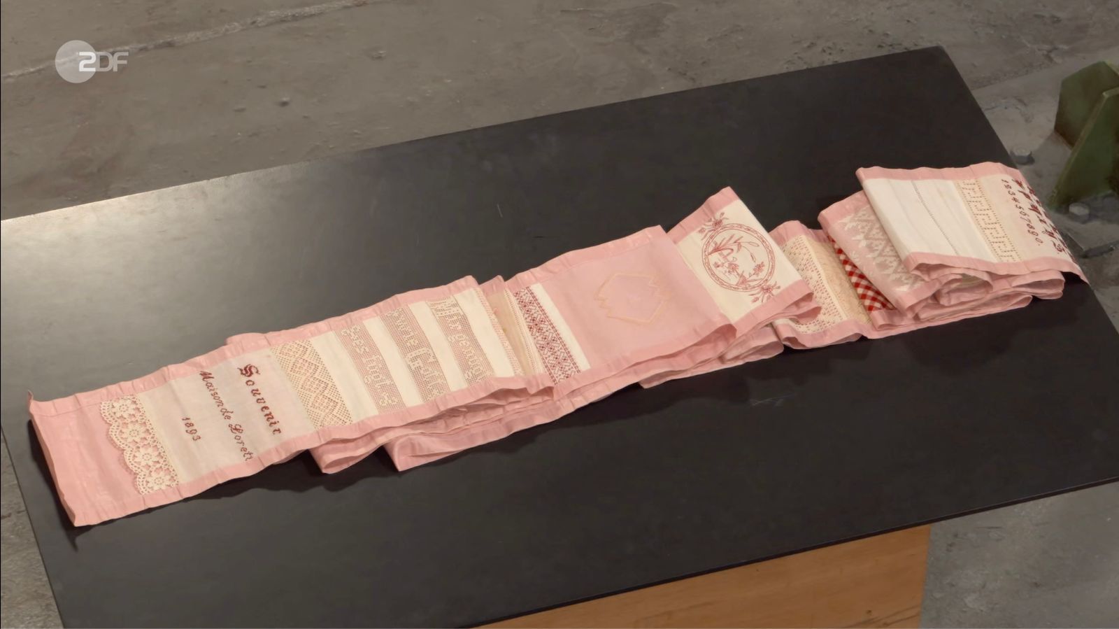 Eine Handarbeit für La Maison de Lorette in Lyon aus dem Jahr 1893 stellte „exzellentes Handwerk“ wie Netzarbeit, Stickereien sowie Näh- und Strickarbeiten vor. Gewünscht wurden 80 Euro, geschätzt 150 bis 200 Euro und Markus Wildhagen zahlte schließlich 120 Euro: „Das ist was fürs Heimatmuseum.“ 
 (Bild: ZDF)