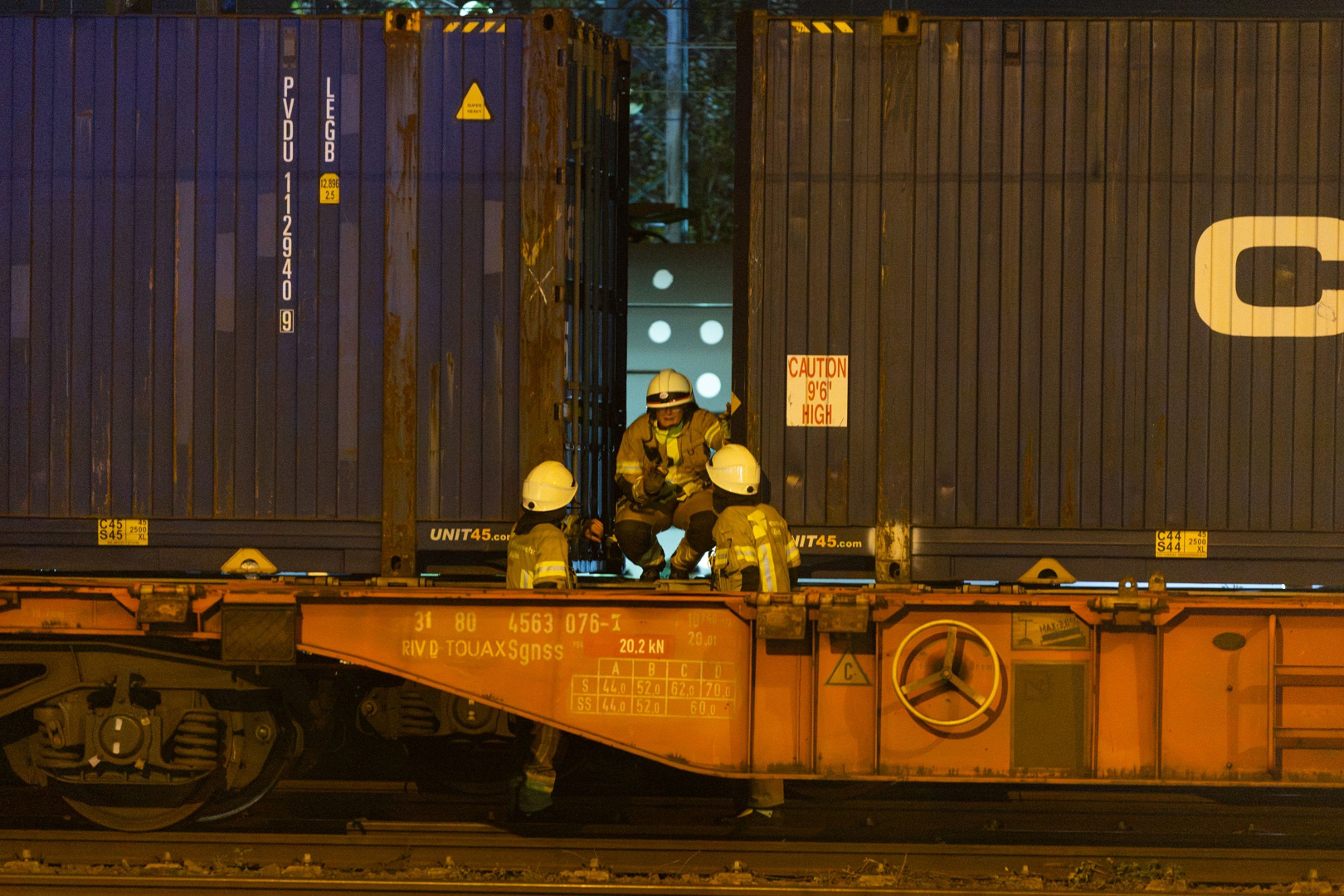11.10.2026, Nordrhein-Westfalen, Köln: Rettungskräfte sind nach einem schweren Unfall beim Trainsurfing im Einsatz. Ein 14-Jähriger war auf dem Dach eines Zuges mitgefahren und lebensgefährlich durch einen Stromschlag verletzt worden. Foto: Jan Ohmen/dpa +++ dpa-Bildfunk +++