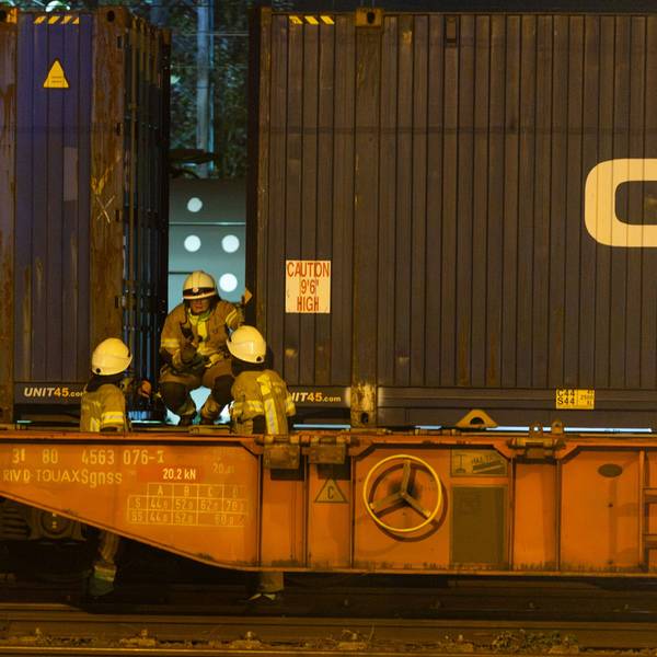 11.10.2026, Nordrhein-Westfalen, Köln: Rettungskräfte sind nach einem schweren Unfall beim Trainsurfing im Einsatz. Ein 14-Jähriger war auf dem Dach eines Zuges mitgefahren und lebensgefährlich durch einen Stromschlag verletzt worden. Foto: Jan Ohmen/dpa +++ dpa-Bildfunk +++