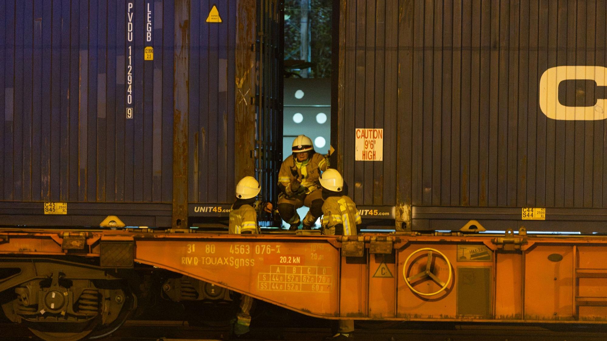 Rettungskräfte sind an einem Zug im Einsatz.