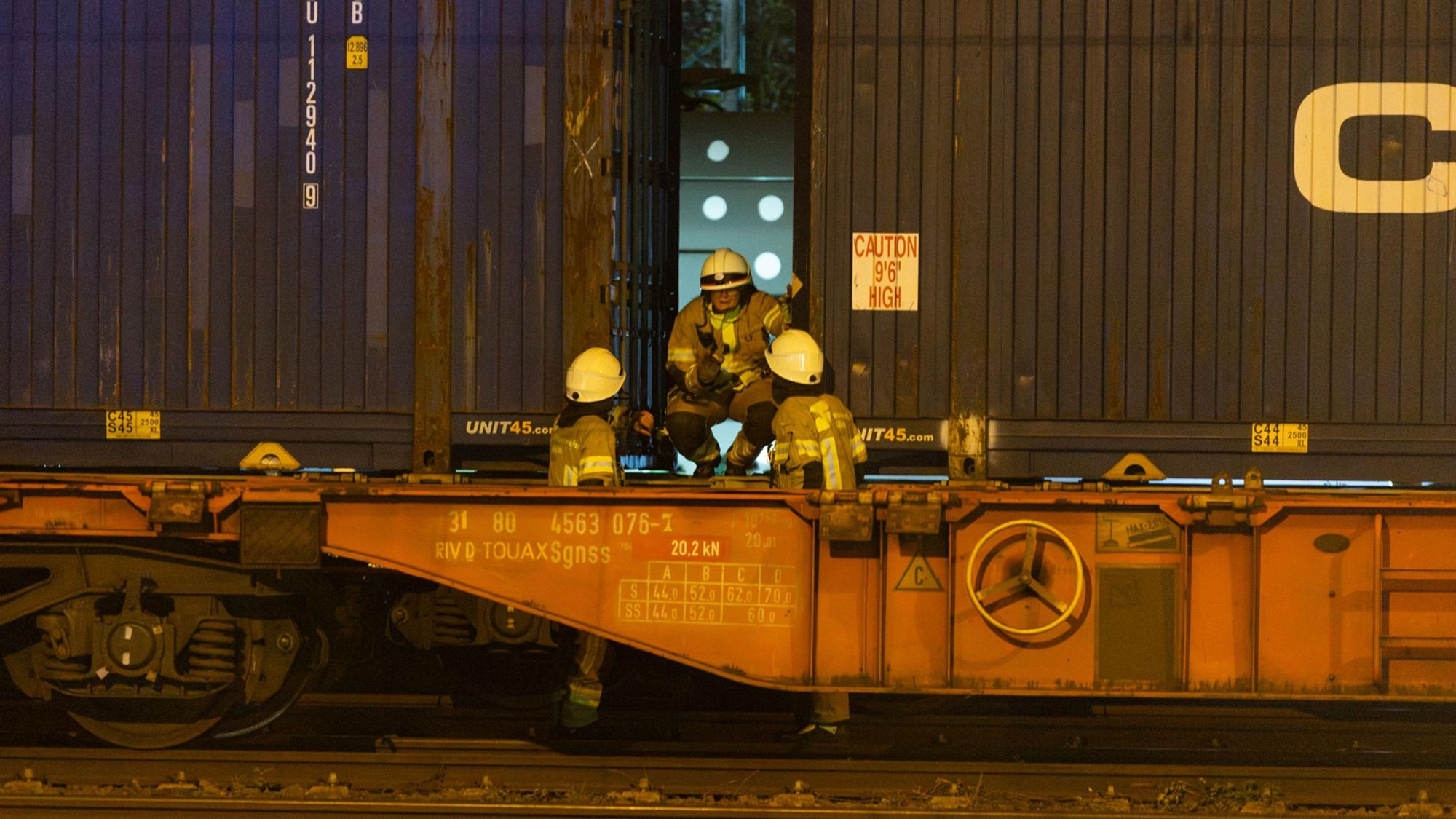 Rettungskräfte sind nach einem schweren Unfall beim Trainsurfing im Einsatz. Ein 14-Jähriger war auf dem Dach eines Zuges mitgefahren und lebensgefährlich durch einen Stromschlag verletzt worden.